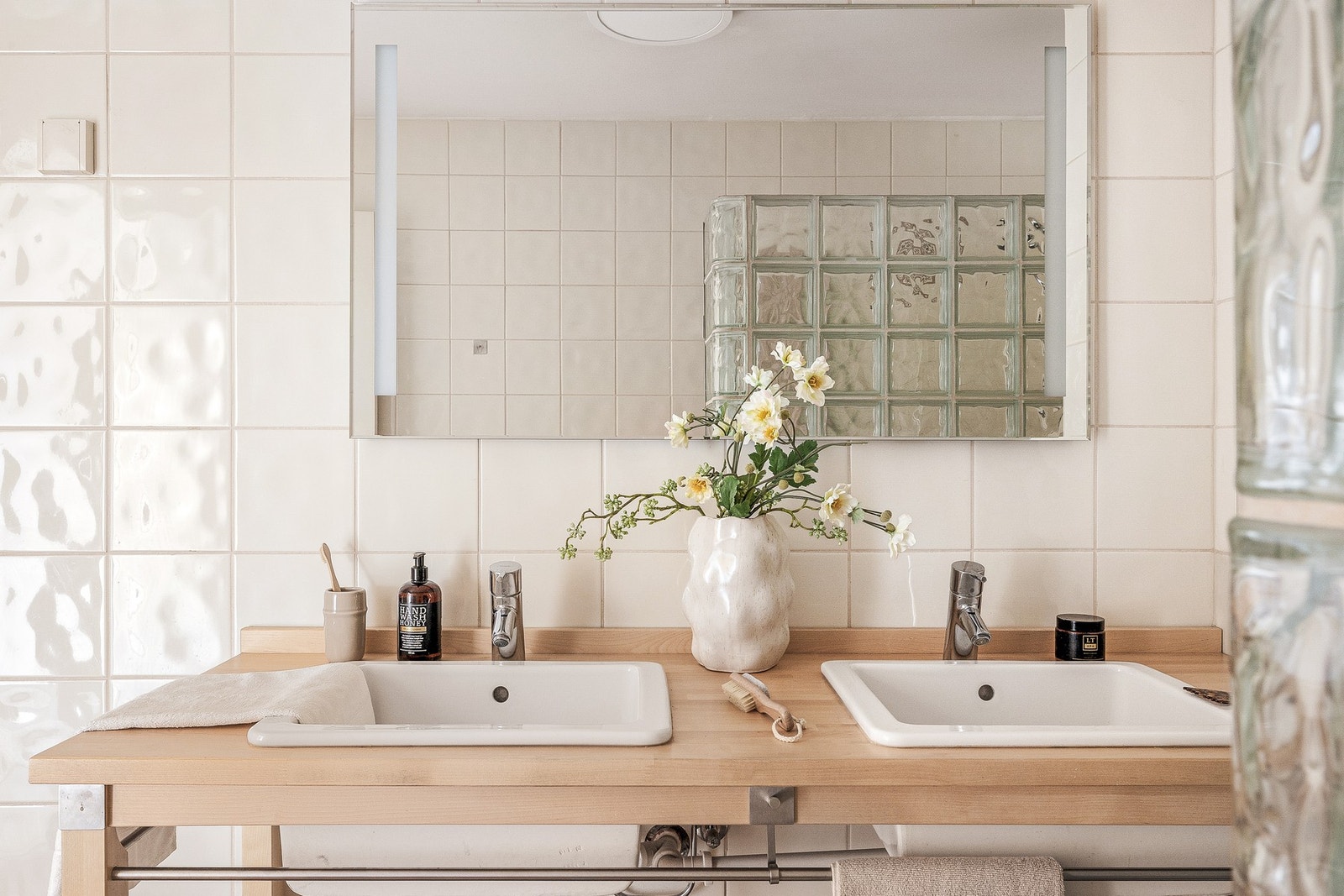 Her er det også opplegg for vaskemaskin, og selvfølgelig varme i gulvet. Galleribilde