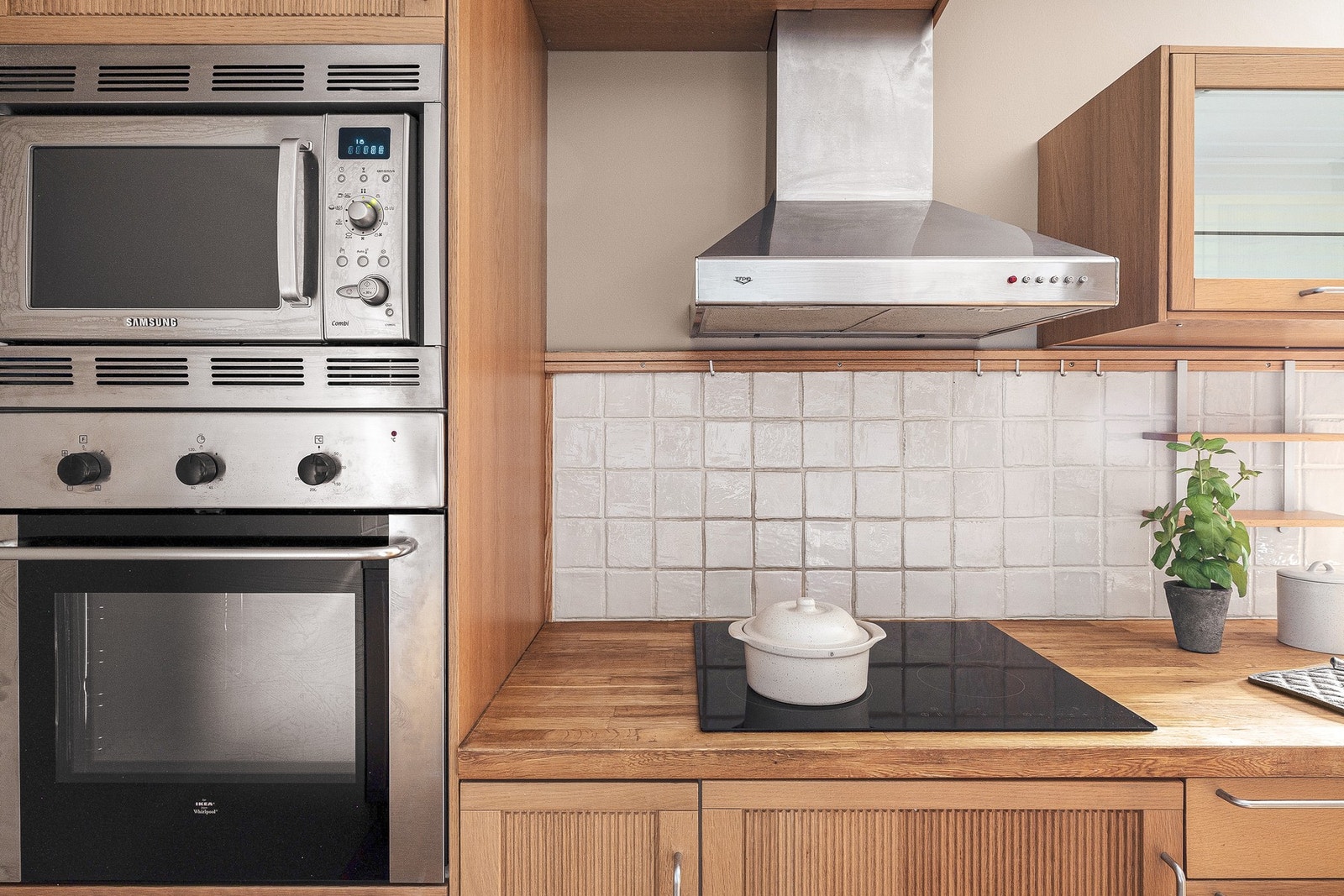 Av integrerte hvitevarer medfølger platetopp, stekeovn, microbølgeovn og kjøleskap med frysedel. Selger opplyser også at oppvaskmaskin kan medfølge selv om den er frittstående. Galleribilde