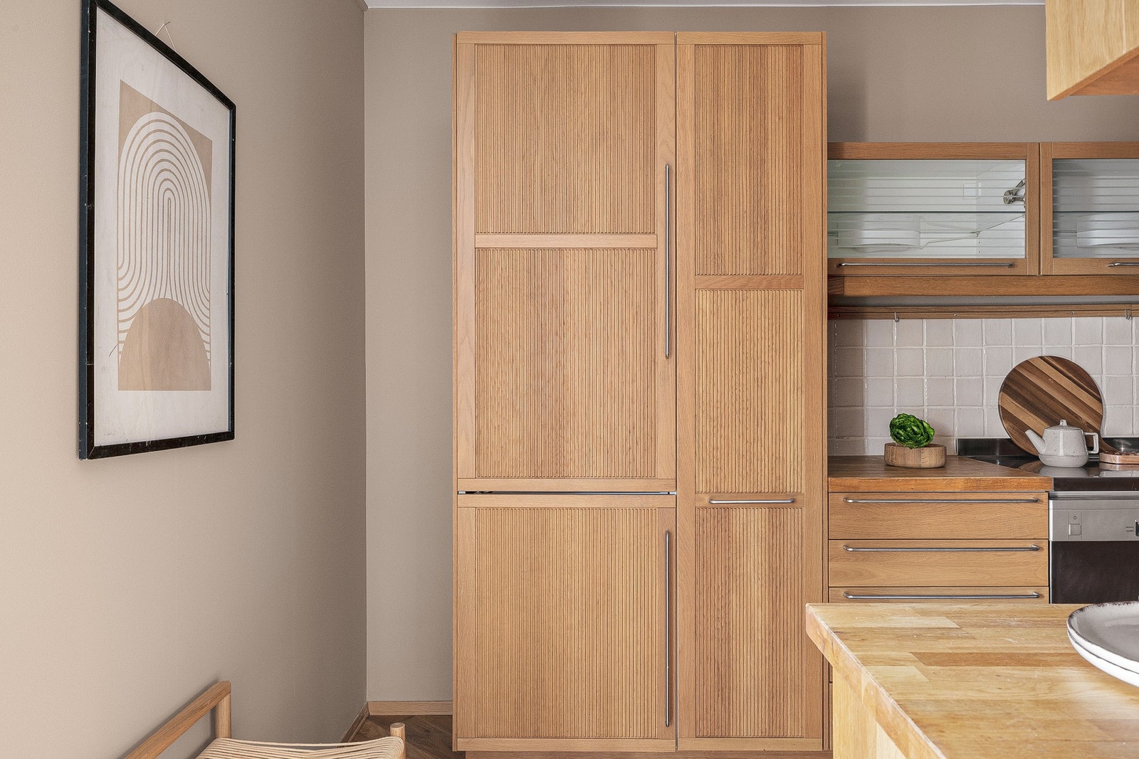 Det er også verdt å nevne at varmtvannsberederen er plassert på kjøkkenet, og den er byttet i 2023. Galleribilde