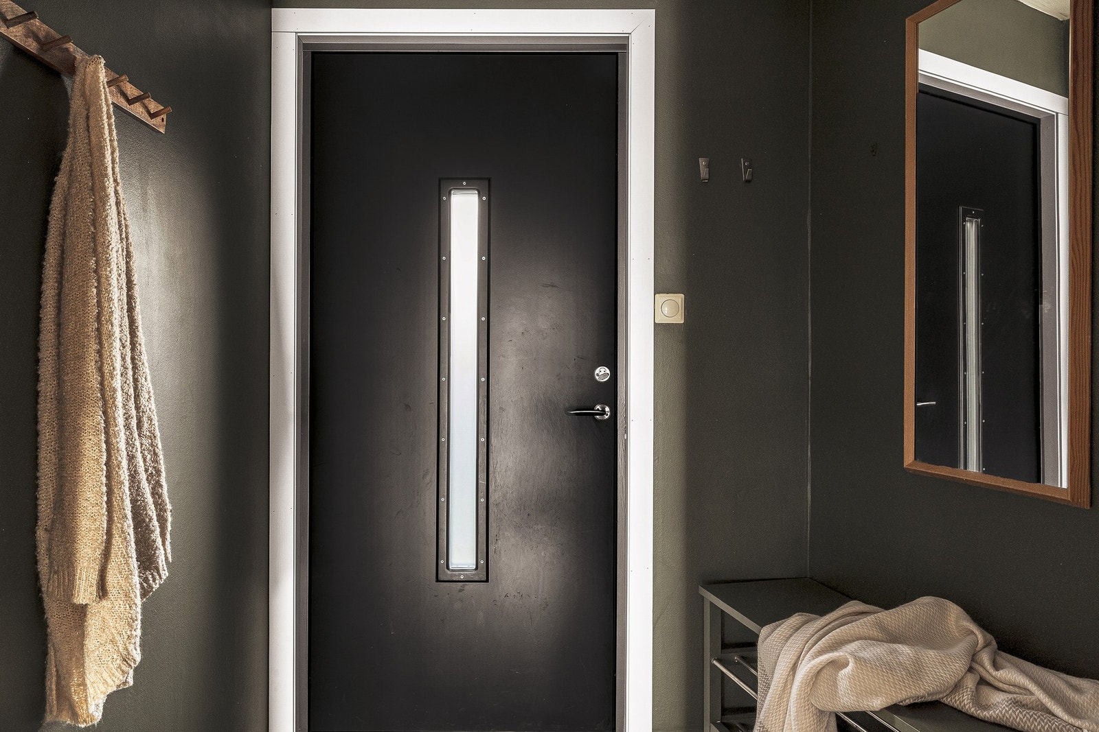 Leiligheten gir et godt førsteinntrykk med en romslig entrè på ca. 4 kvm. Galleribilde