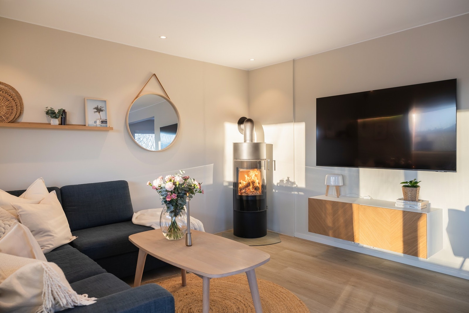 Stuen er utstyrt med peis som tilfører både komfort og en hyggelig stemning i rommet. Galleribilde