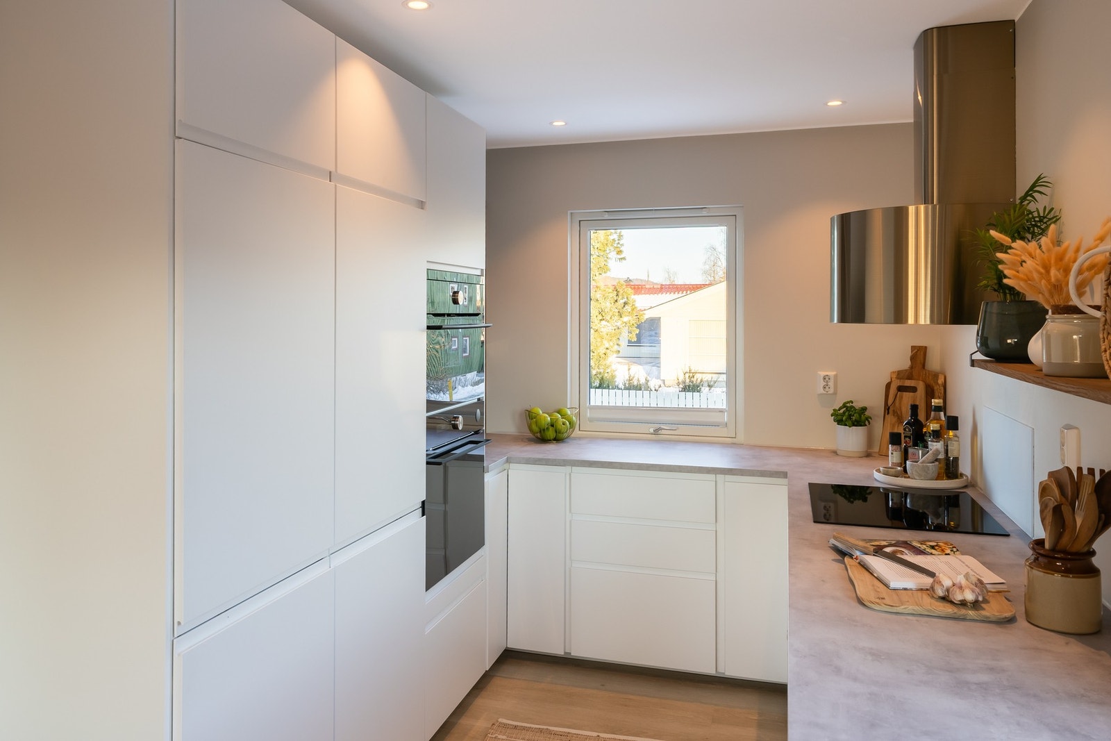 Lysene i boligen er app-styrt med appen plejd. Ventilator på kjøkkenet er også app-styrt. Sense fra Røroshetta. Galleribilde