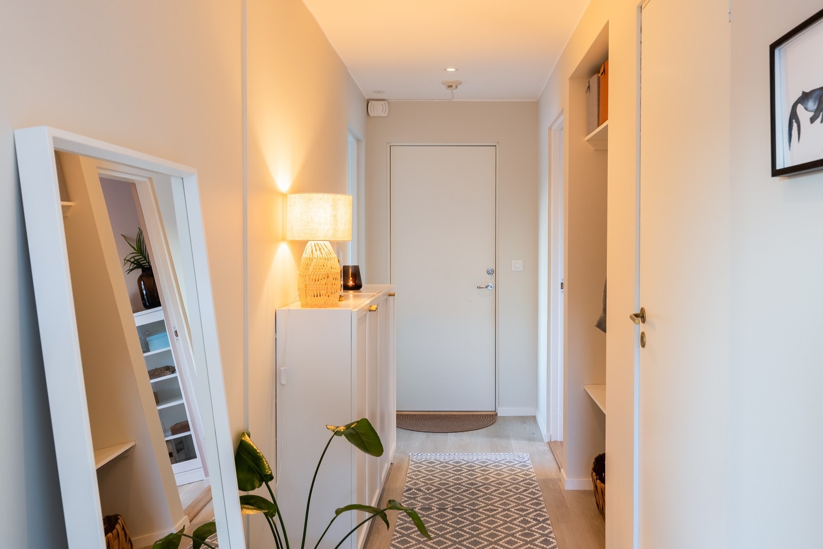 Lyst og tiltalende inngangsparti som gir leiligheten et godt førsteinntrykk. Galleribilde
