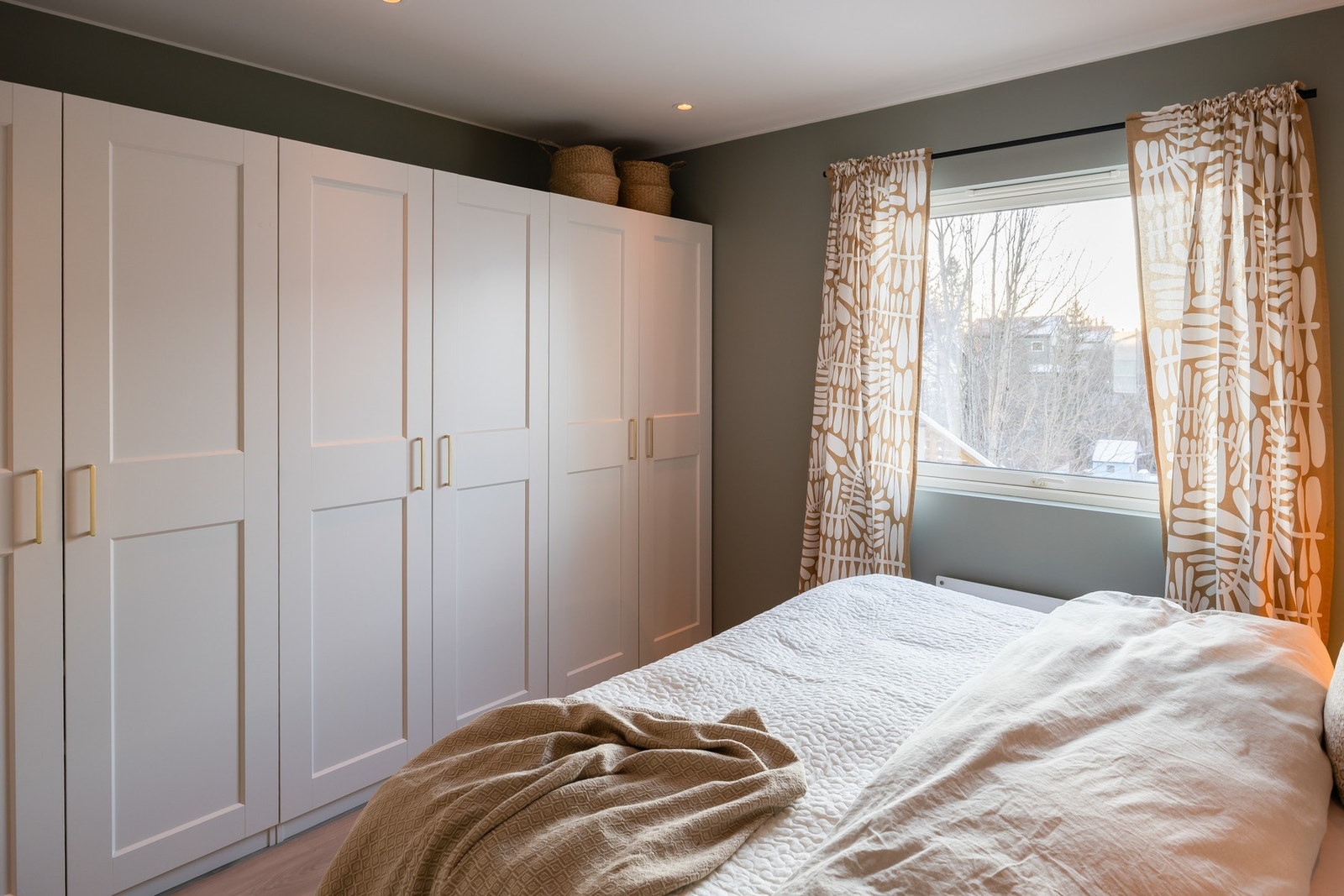 Romslig og lekker garderobeløsning med rikelig oppbevaringsplass. Galleribilde