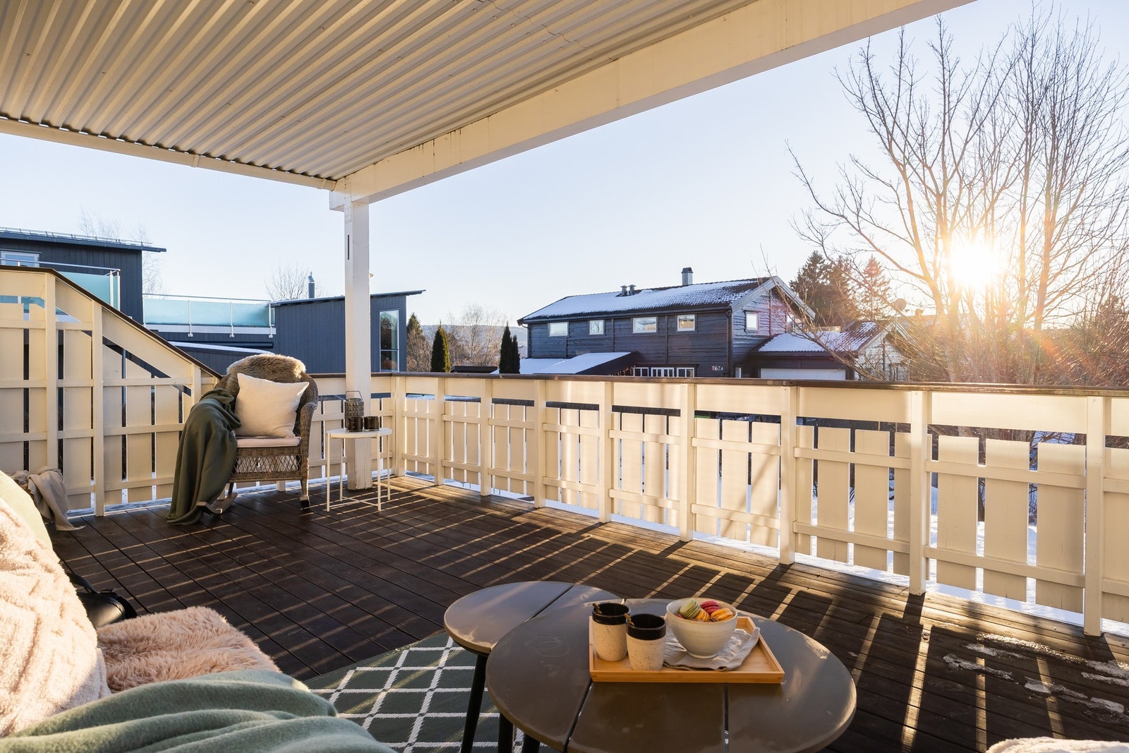 Uteområdet ligger tilbaketrukket fra trafikk og har ypperlige solforhold store deler av dagen. Galleribilde