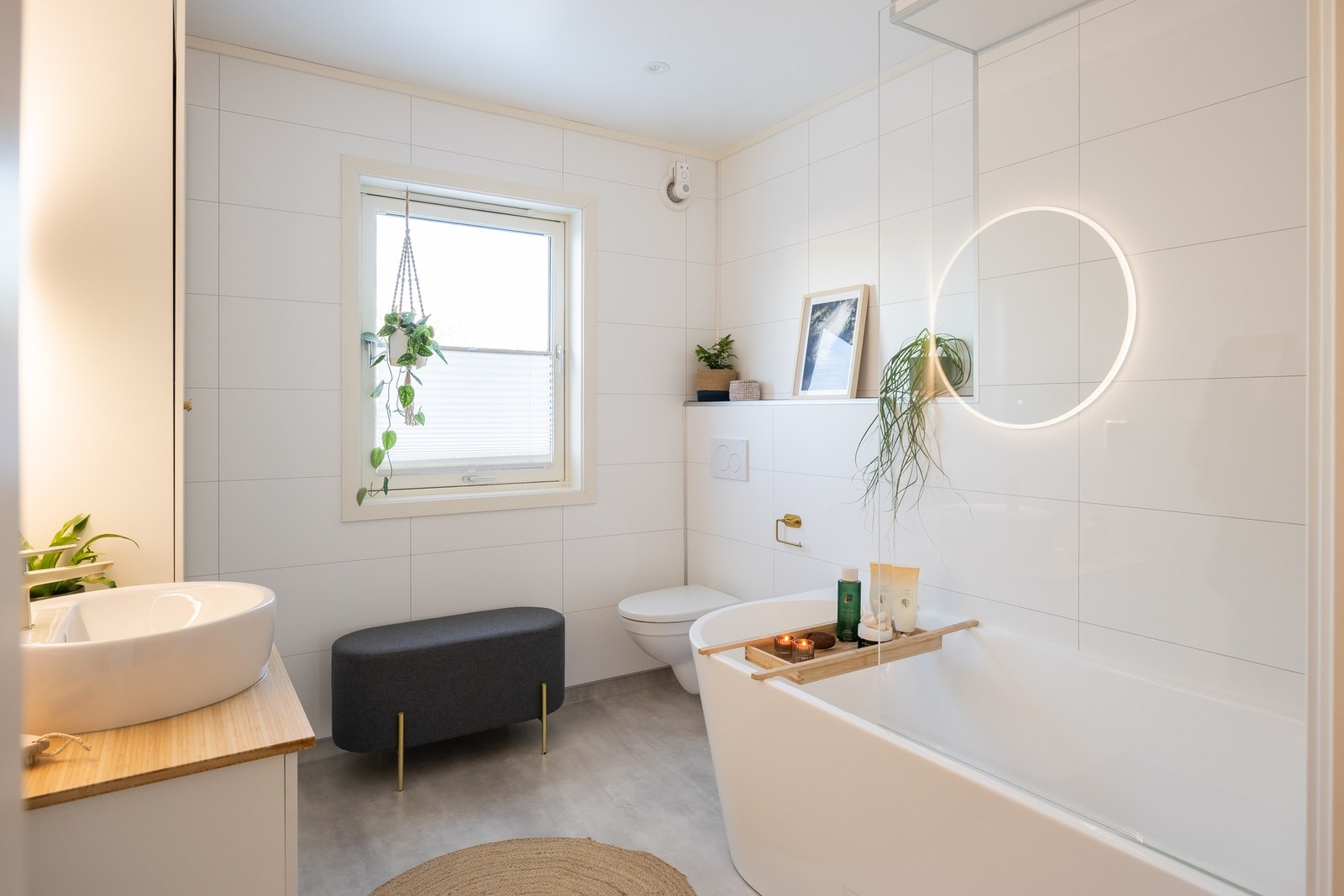 Badet er av god størrelse og har bl.a. vegghengt toalett og downlights. Galleribilde