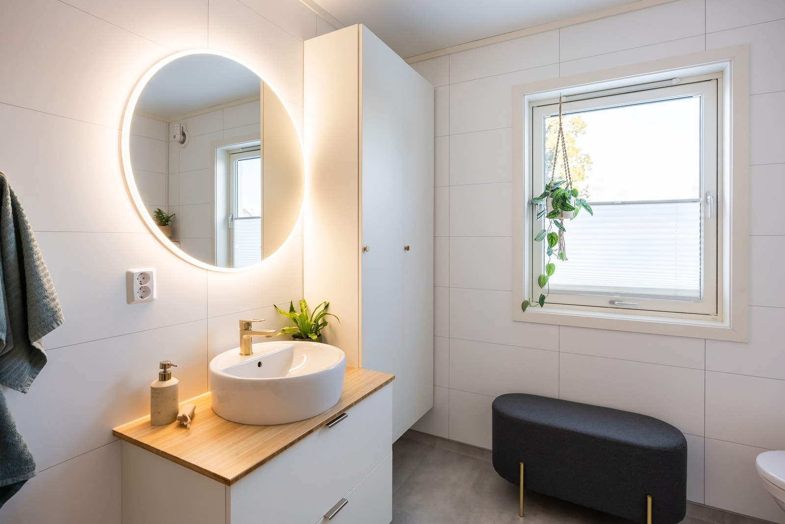 Et pent, moderne bad med LED-lys bak speilet for en behagelig belysning. Galleribilde