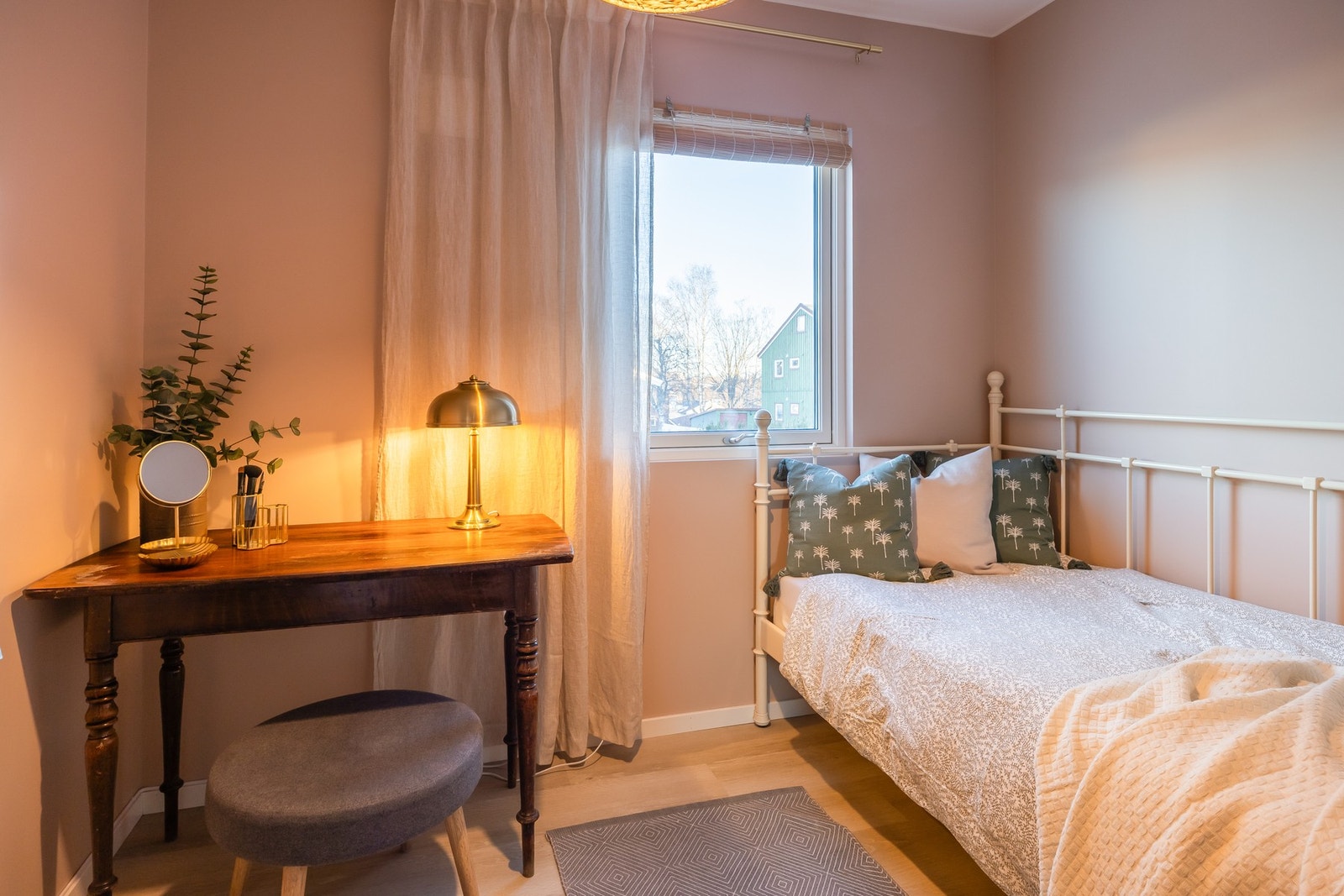 Soverom nr. 2 har plass for seng, garderobe og skrivepult. Galleribilde