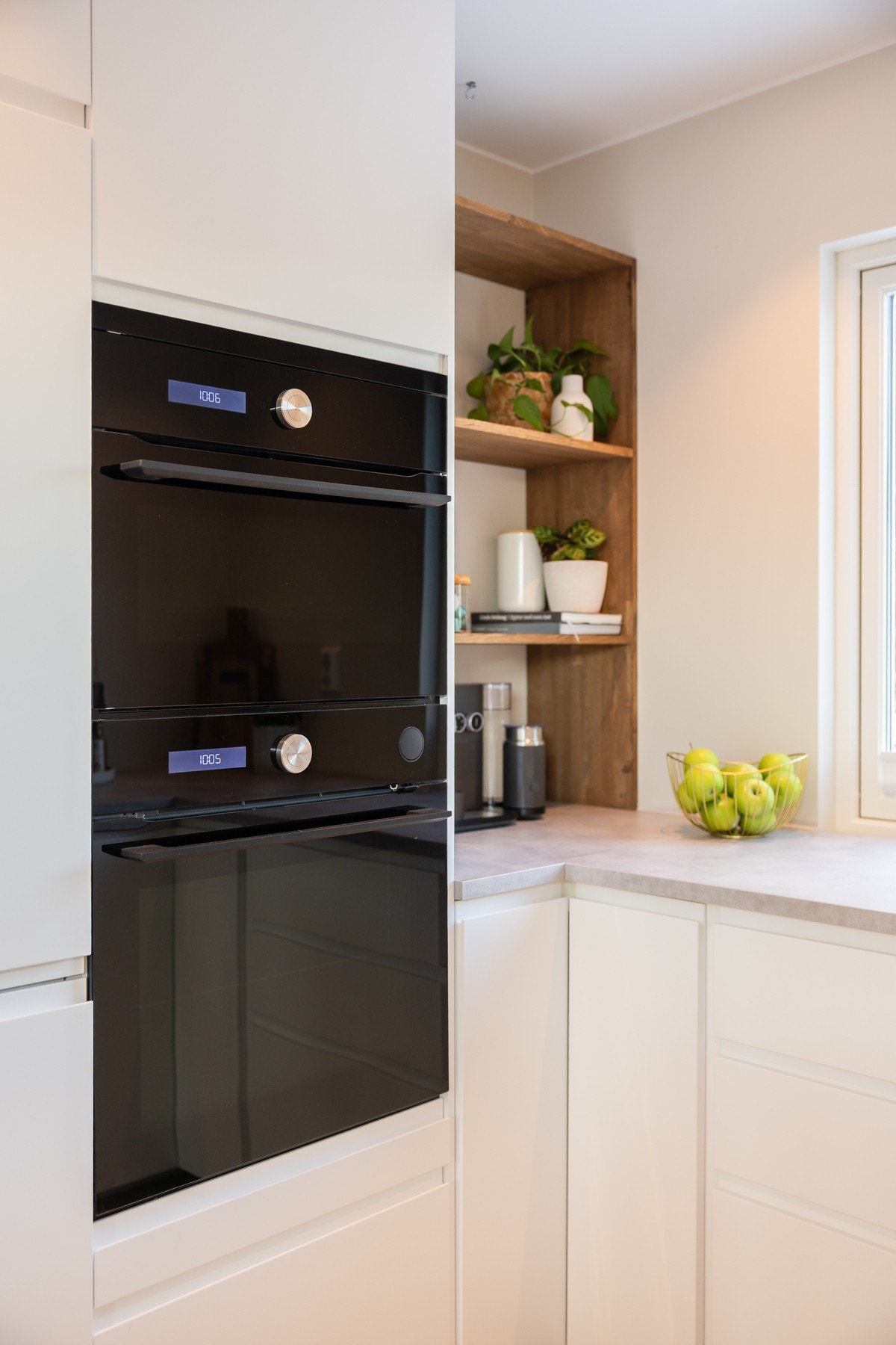 Kjøkkenet er utstyrt med integrerte hvitevarer som komfyr, kombiovn (stekeovn + micro), platetopp, kjøleskap og oppvaskmaskin. Galleribilde