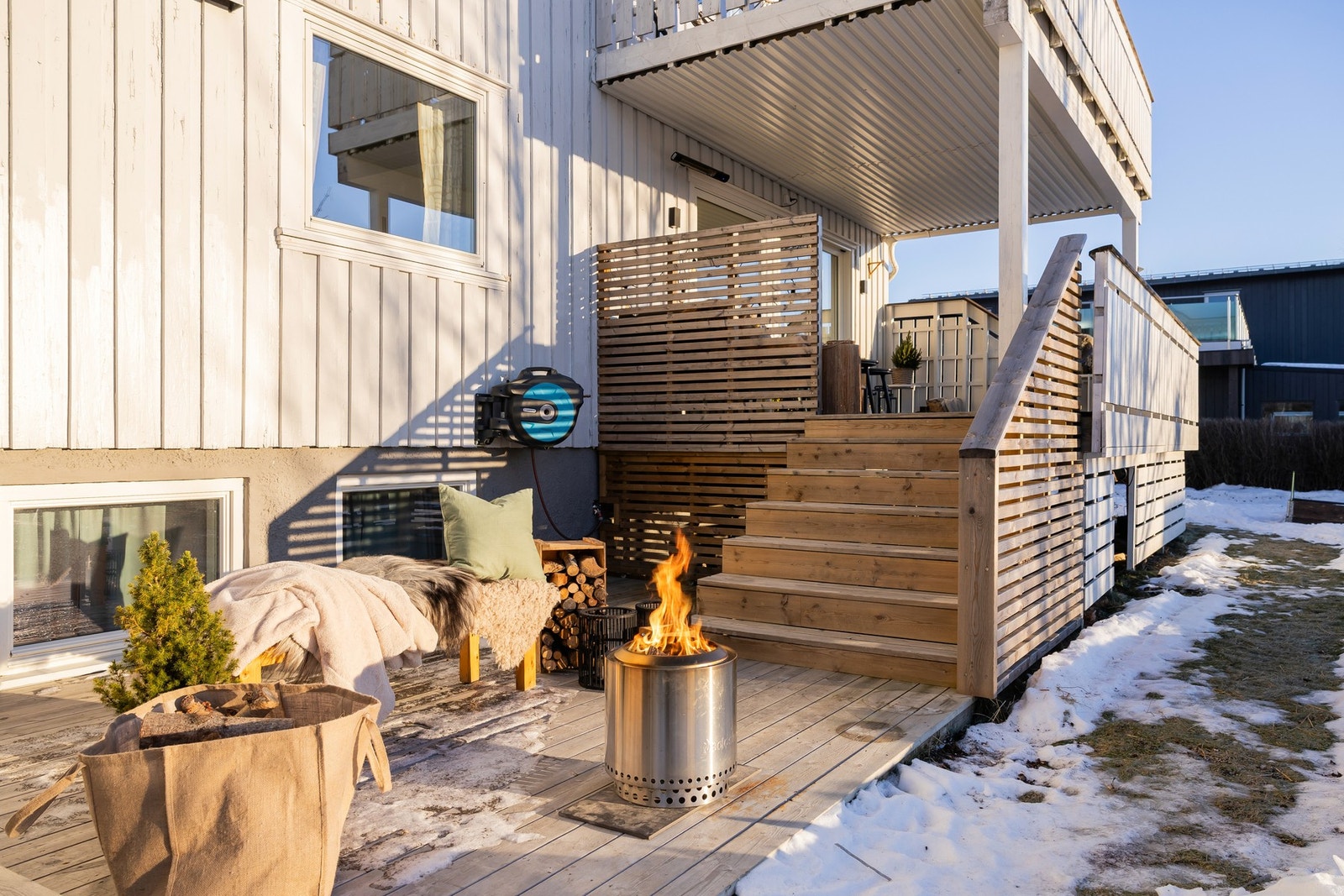 Balkongen strekker seg ned til bakkeplan via trapp og gir enkel adkomst til uteområdet. Galleribilde