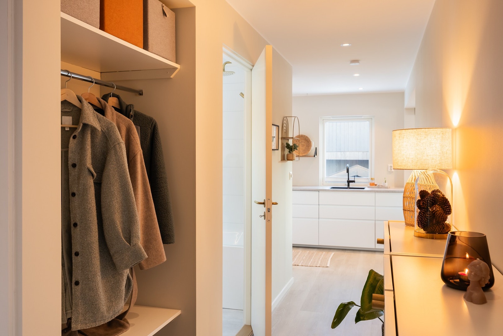 Inngangspartiet har et areal på 4.5 kvm, med adgang til stue, bad og to soverom. Galleribilde