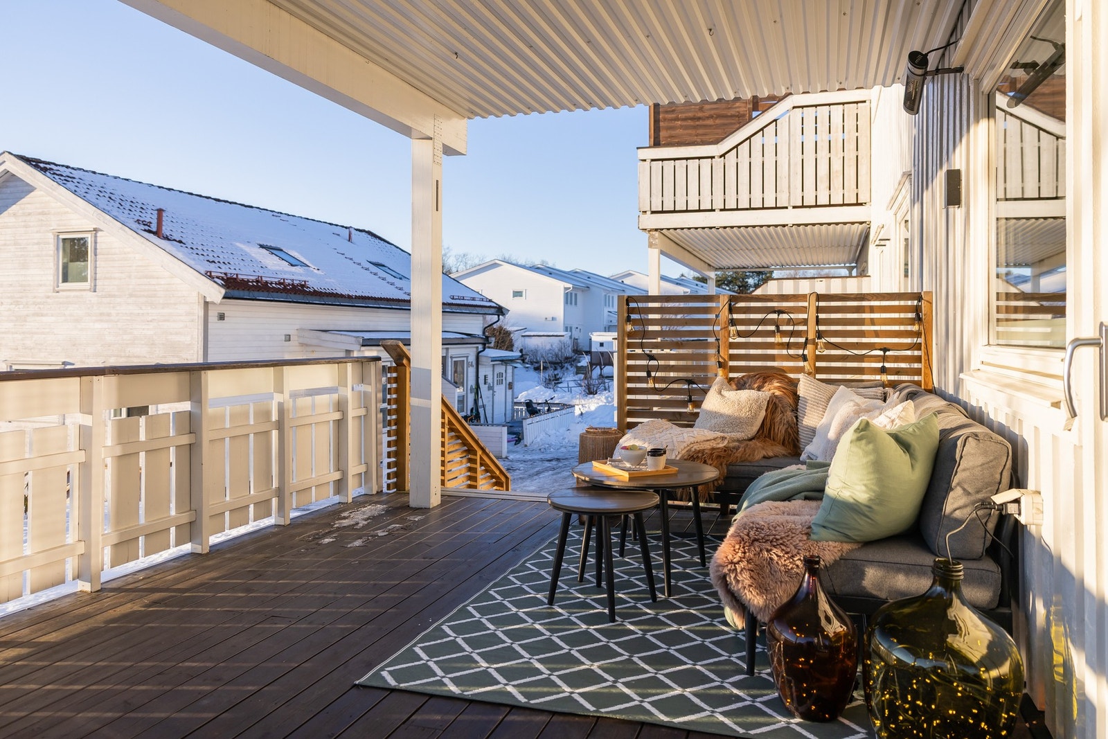 Perfekt plassering av en hyggelig sofakrok for avslapning. Galleribilde