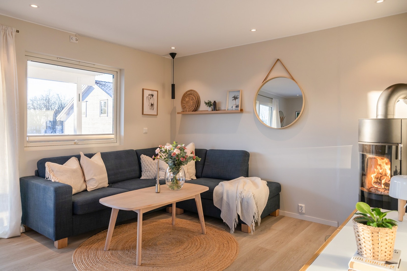 Lys og romslig stue med god plass til sofakrok og tv-løsning. Galleribilde