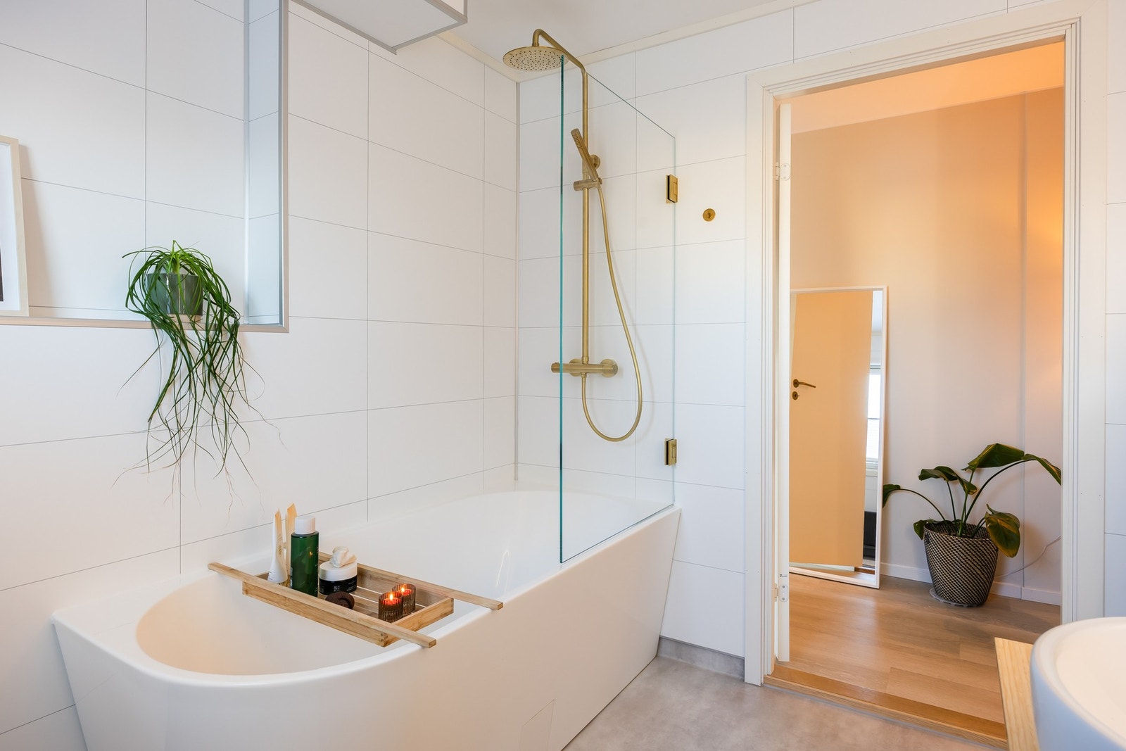 Romslig badekar med stilrene løsninger og gjennomført design. Galleribilde