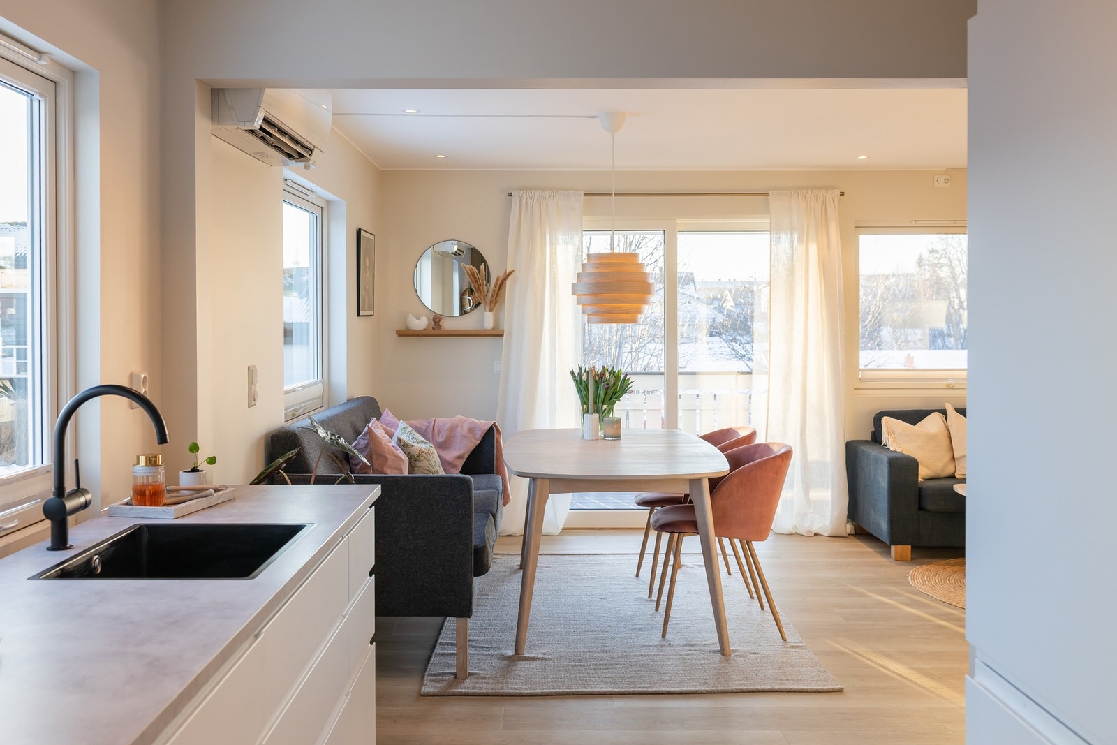 Leiligheten har herlige lysforhold i flere himmelretninger. Galleribilde