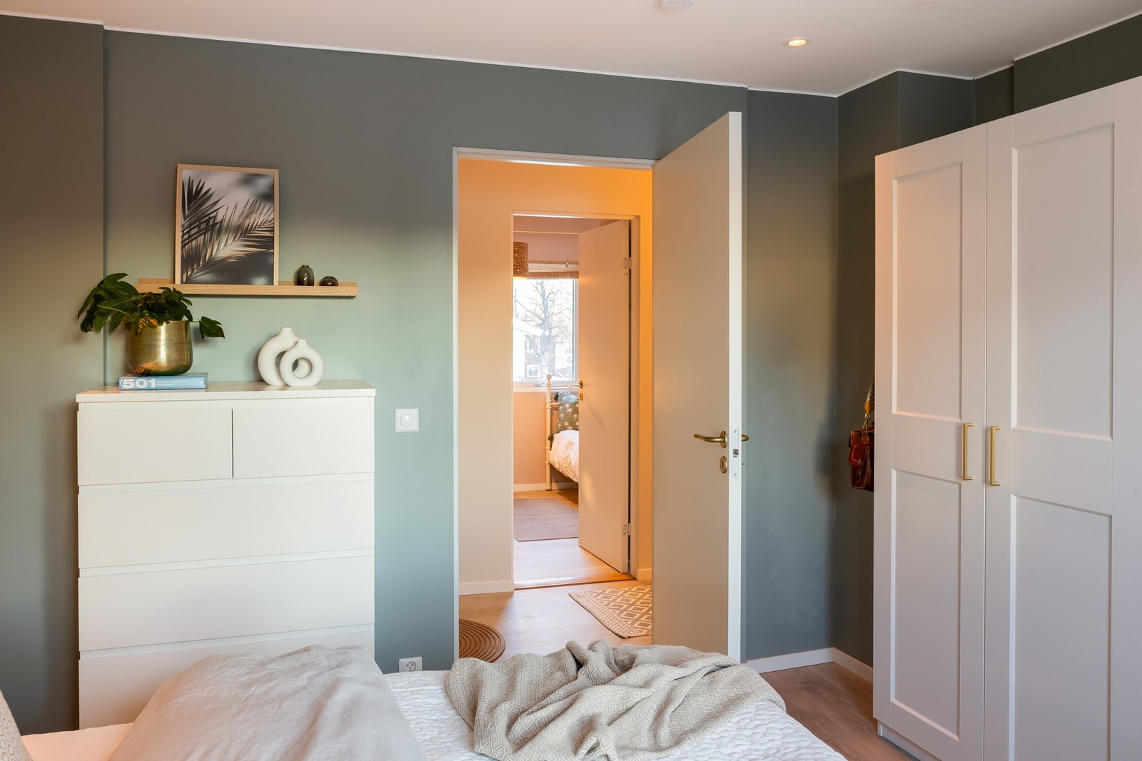 Soverommet er malt opp i fine farger og har plass til ekstra kommode. Galleribilde