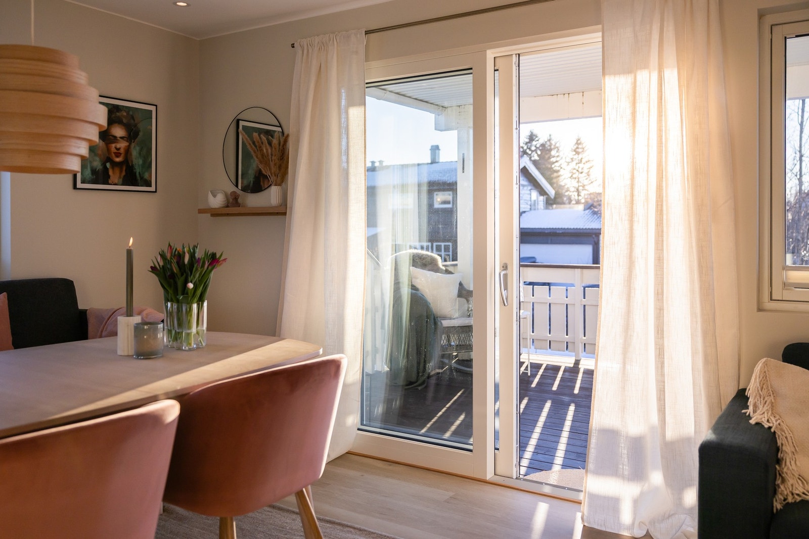 Fra stuen har man utgang til en stor terrasse på hele 21.5 kvm. Galleribilde