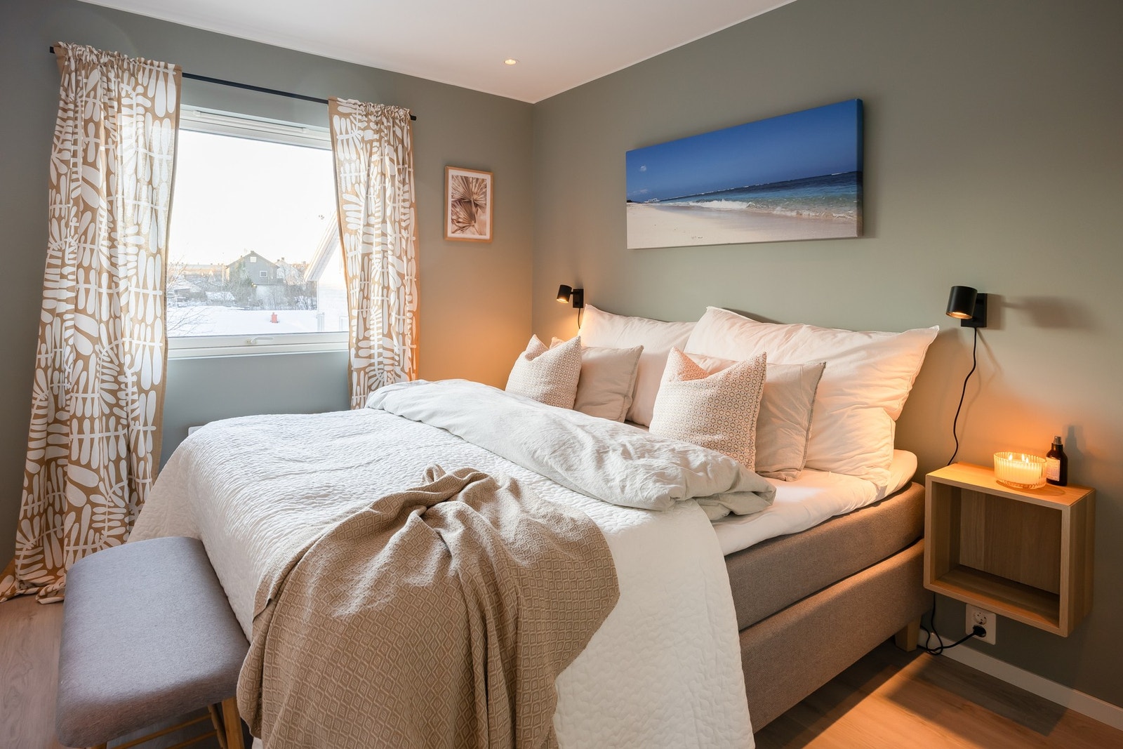 Romslig hovedsoverom på 13 kvm med vindu som vender ut mot rolige omgivelser. Galleribilde