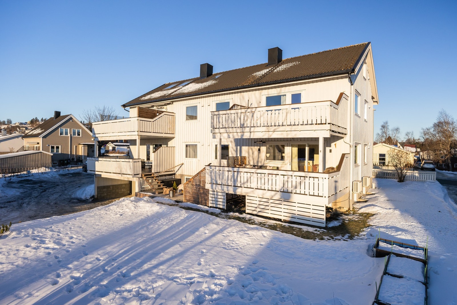 Det flotte uteområdet på fremsiden av huset blir som en naturlig utvidelse av eiendommen på sommerstid. Galleribilde
