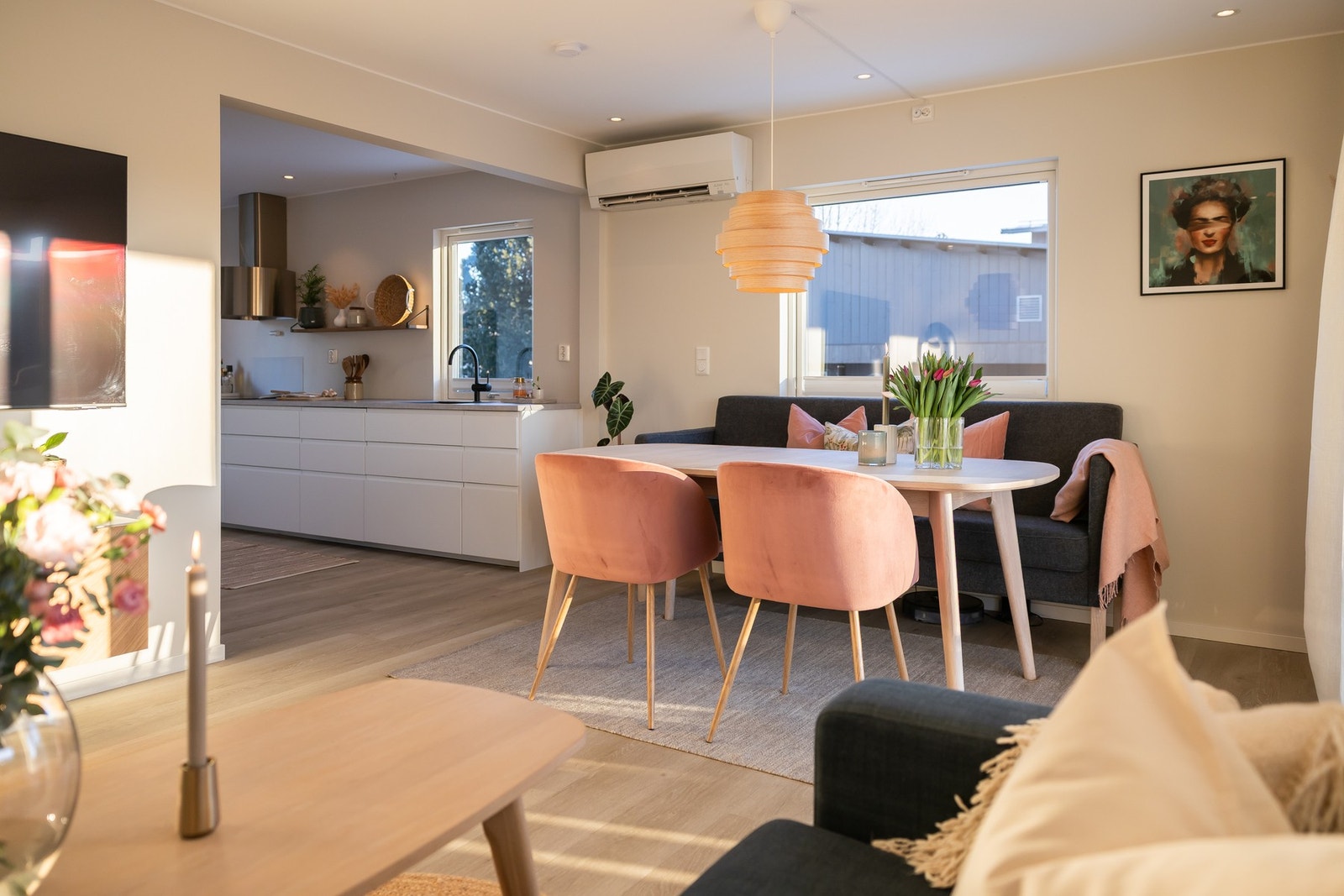 Naturlig plassering av spisebord med tilknytning til kjøkken. Galleribilde