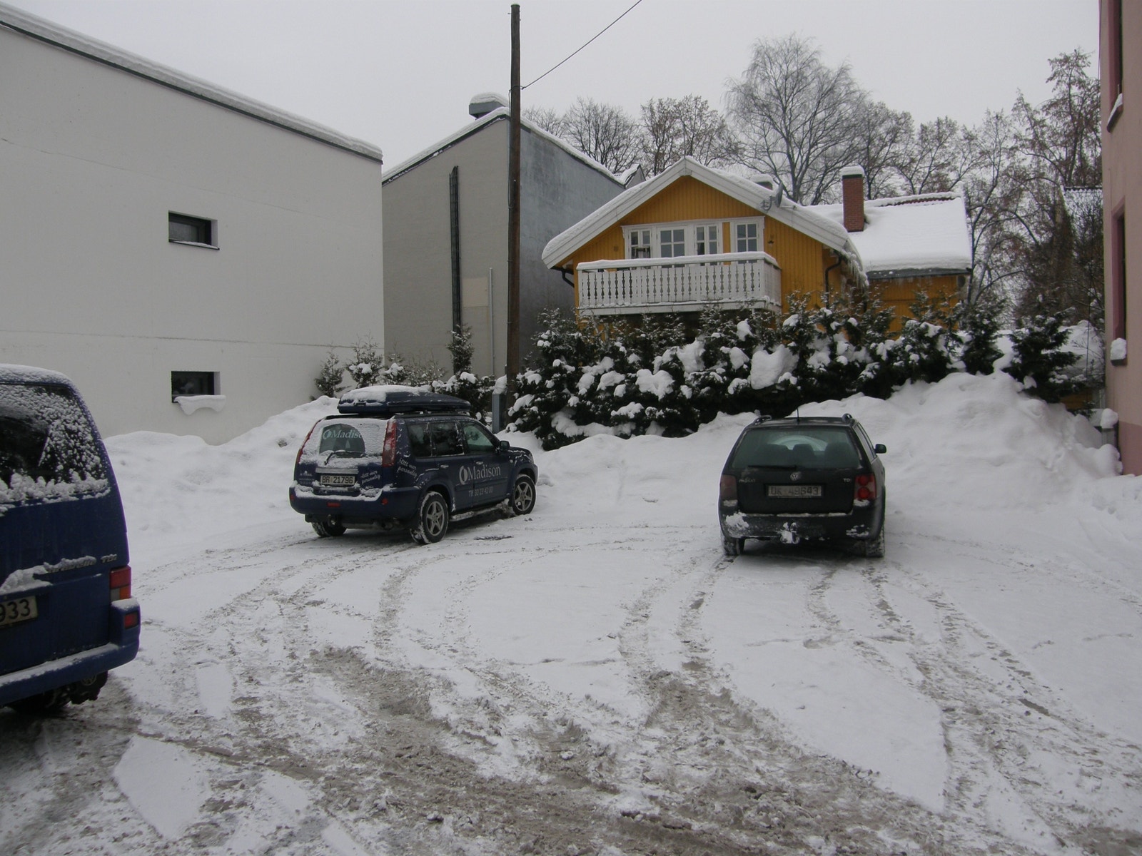 Parkeringsplasser i bakgård Galleribilde