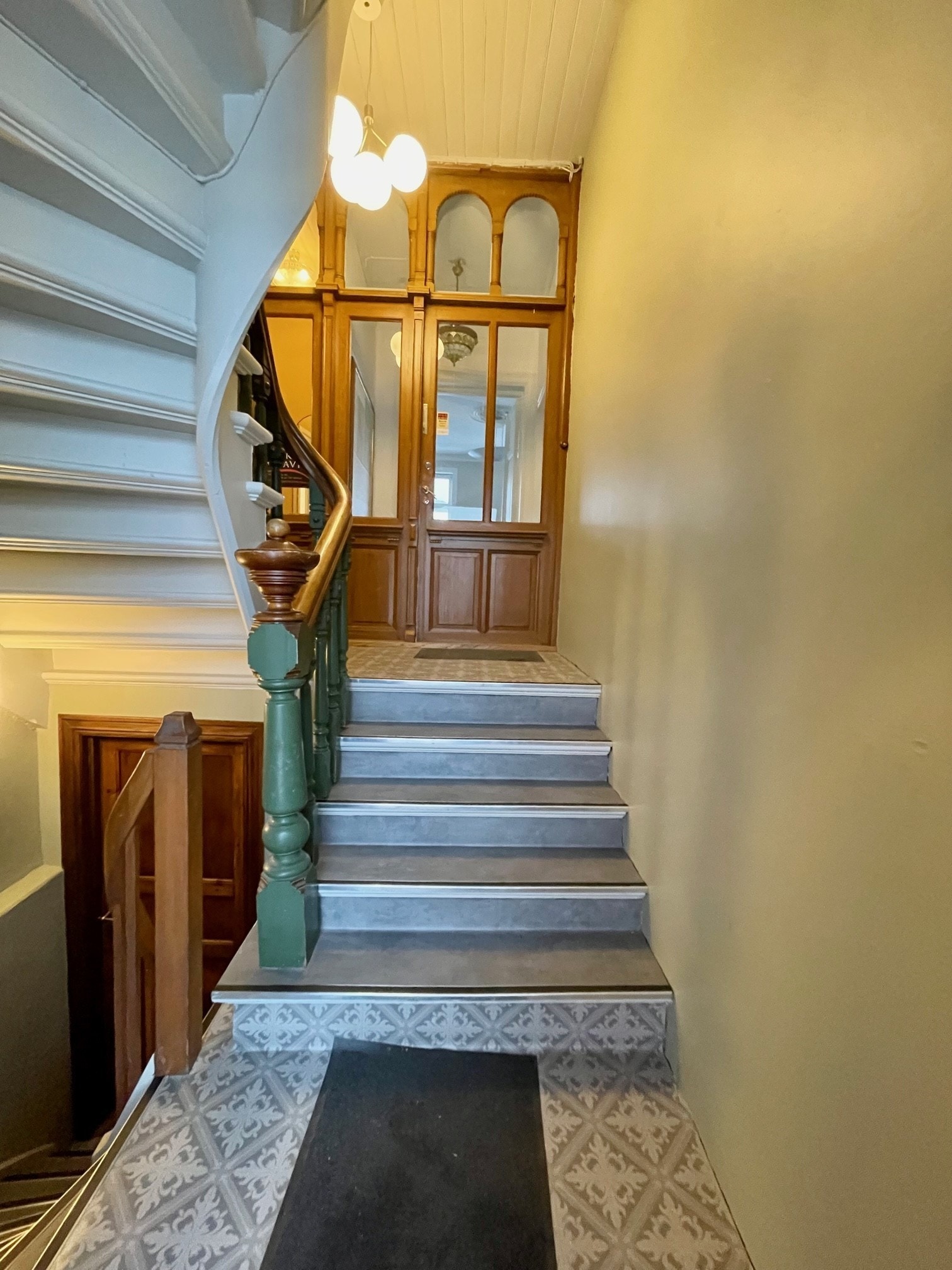 Nyoppusset trappegang (høst 23) med klassiske detaljer Galleribilde