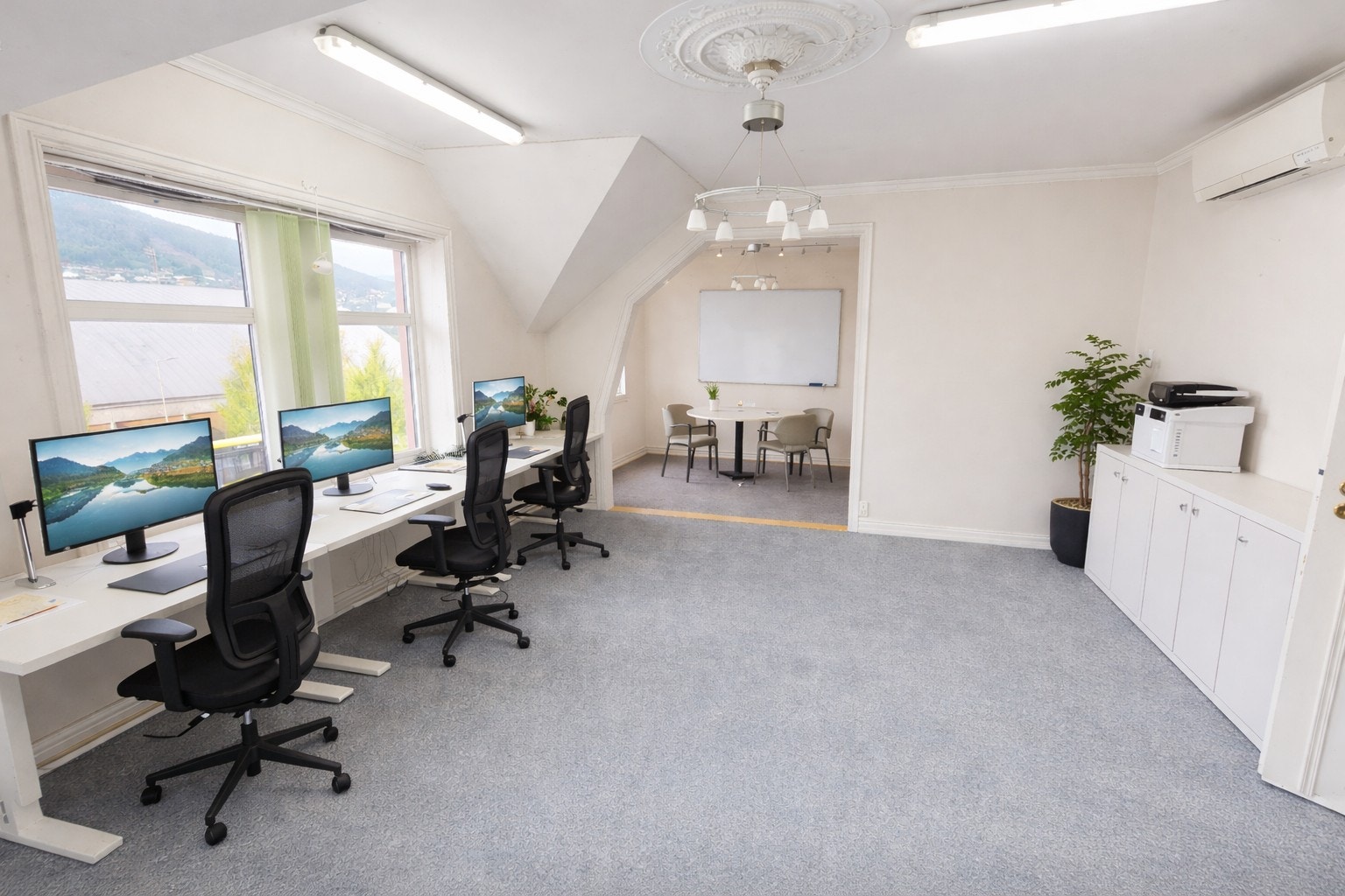 To sammenslåtte rom til kontorlandskap - Digital styling Galleribilde