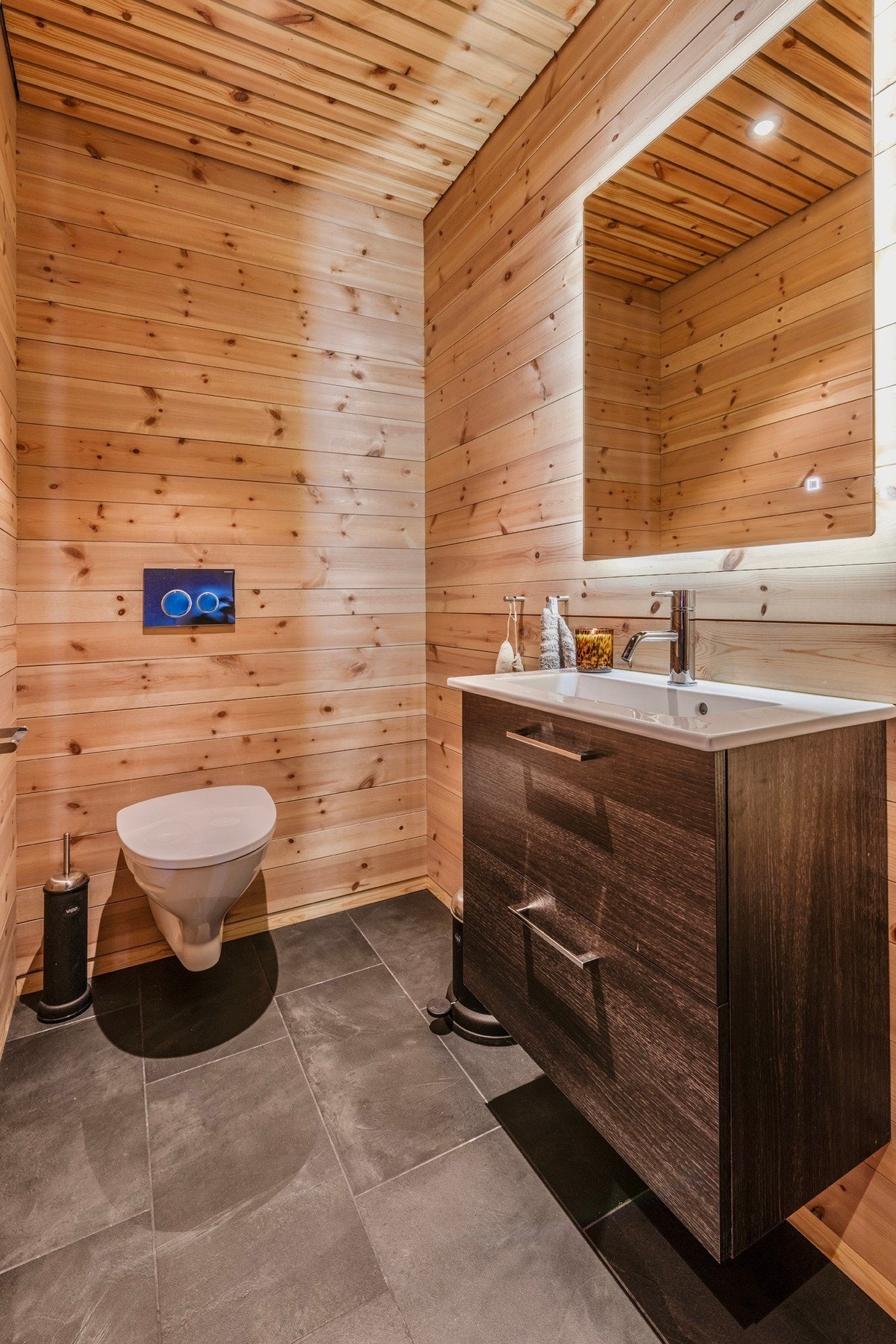 Hytten har også wc i den samme gjennomførte stilen Galleribilde