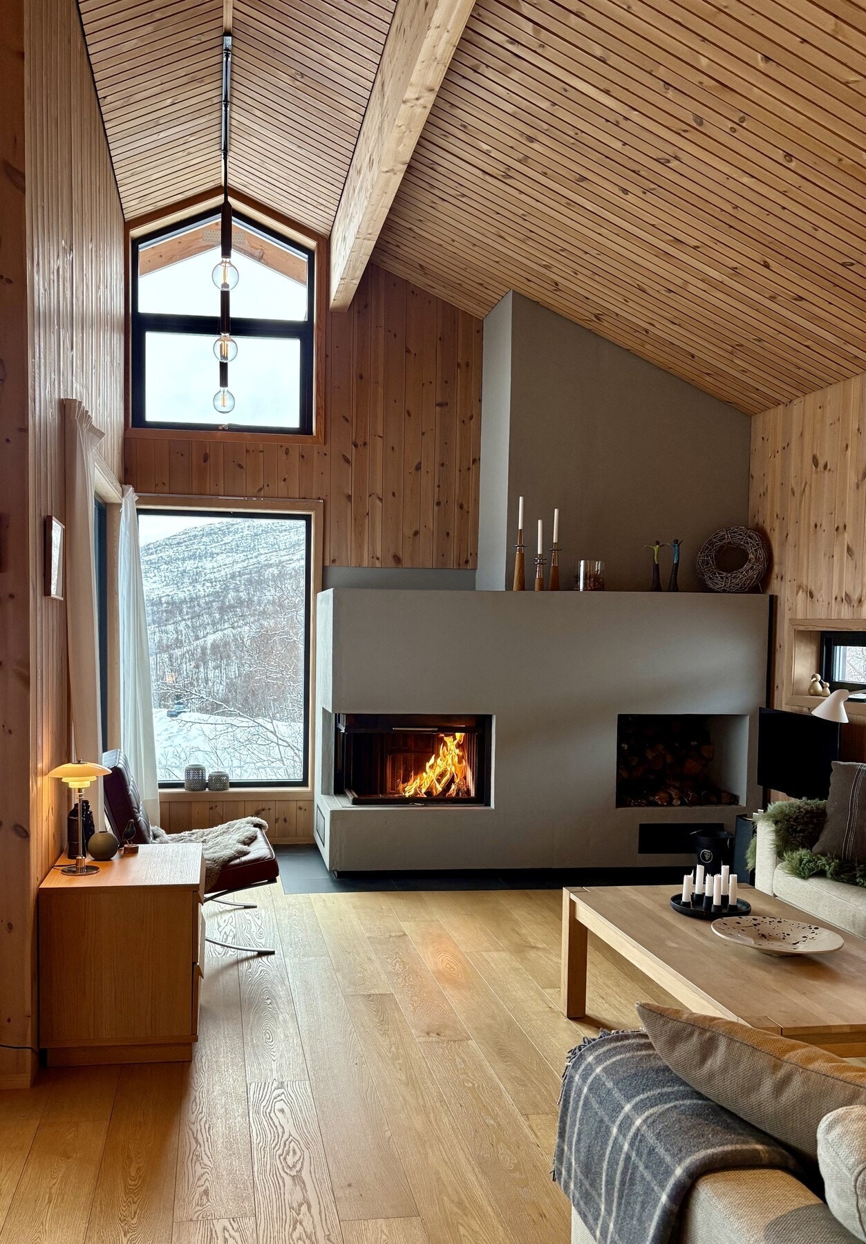 Der fjellets ro møter peiskos - hjertet av hytta. Selger private bilde. Galleribilde