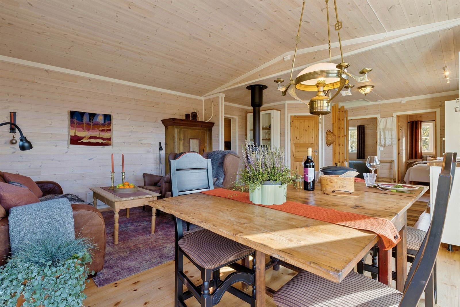 Rommet har en naturlig plassering for spisebordet, som binder stue og kjøkken sammen. Galleribilde