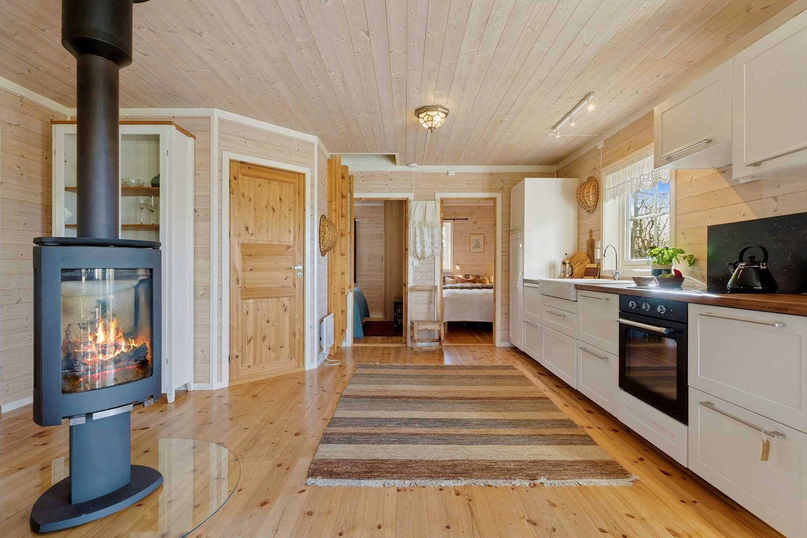 Fra allrommet er det tilgang til hyttas øvrige rom, inkludert soverom og bad. Galleribilde