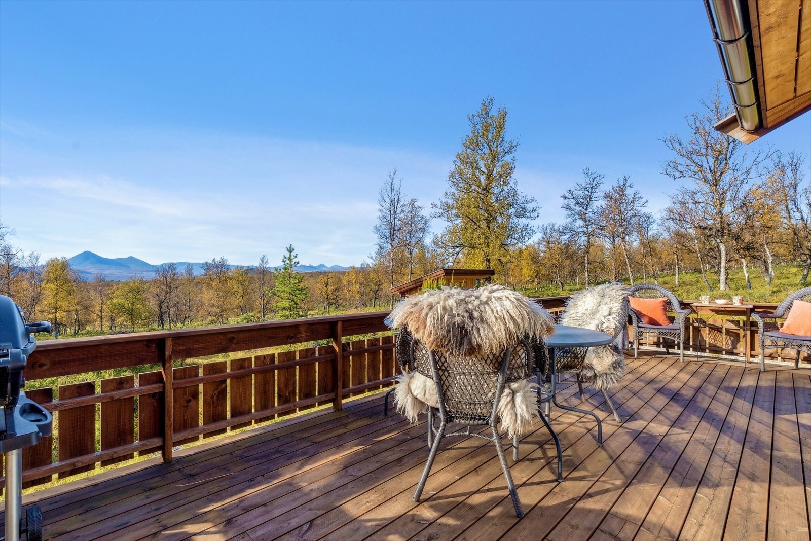 Her er det rikelig med plass for både sittegruppe og grill, med gode solforhold. Galleribilde
