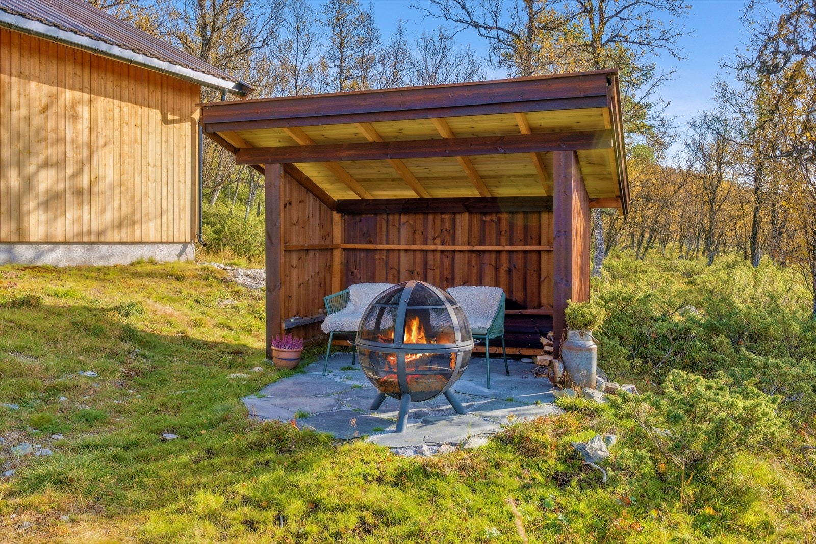 En egen gapahuk på tomten gir en lun uteplass foran bålpannen. Galleribilde