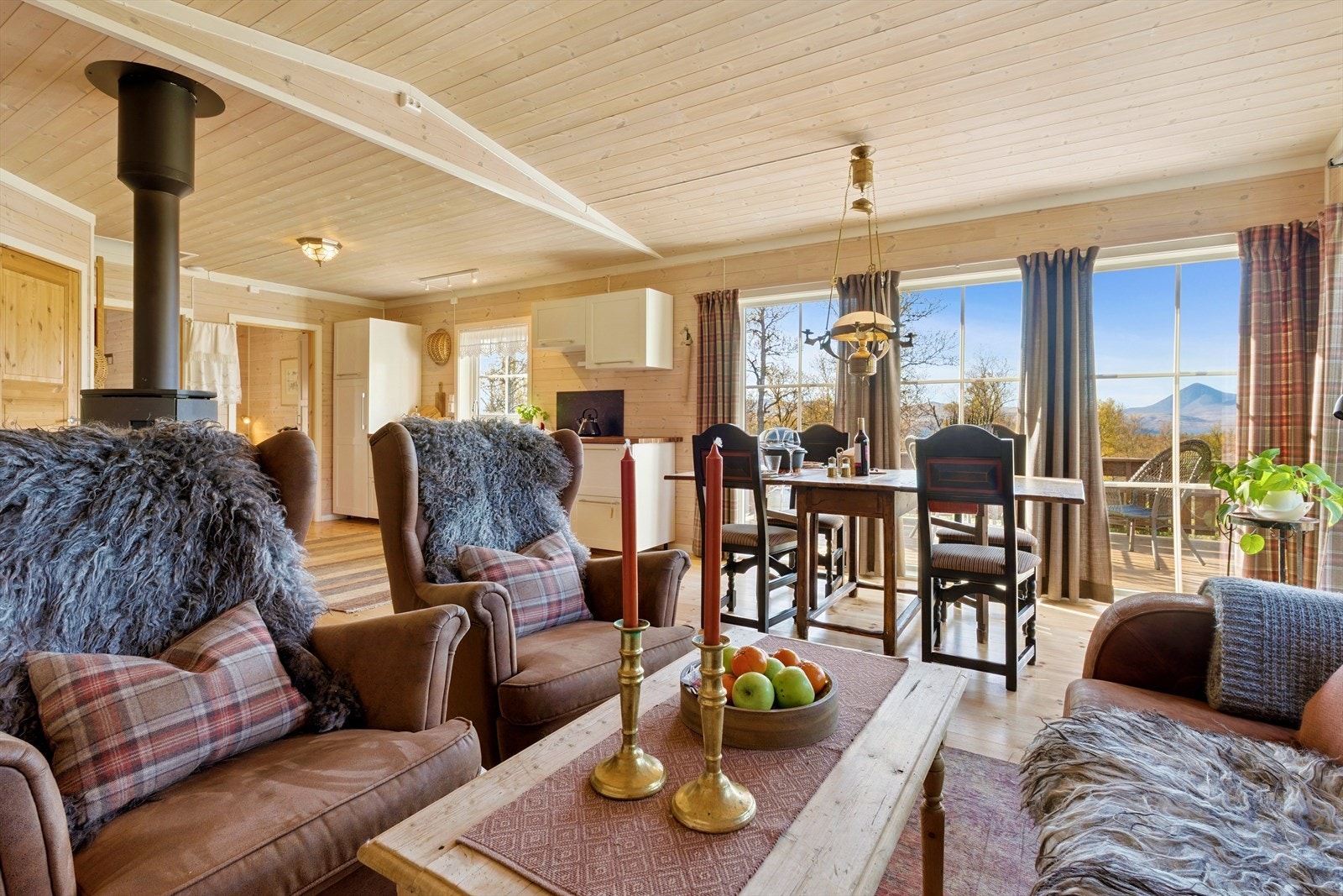 Stuen har store vindusflater, skrå himling og direkte utgang til verandaen på 27 m². Galleribilde