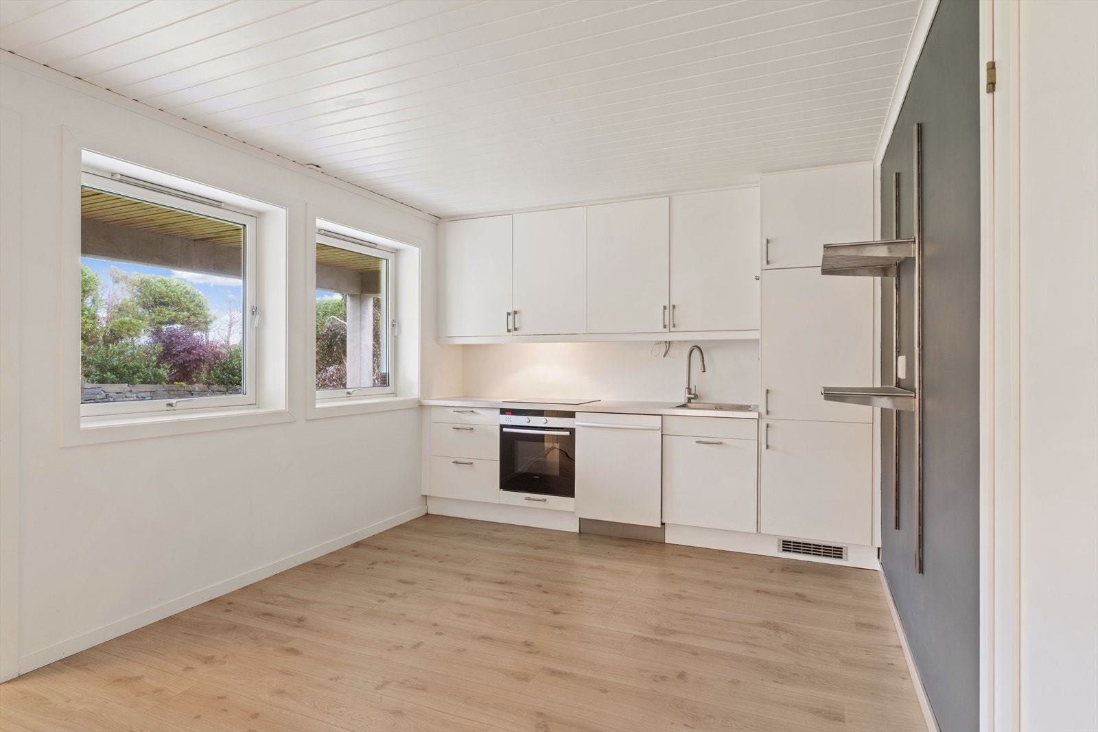 Lyst og trivelig kjøkken med plass til spisebord Galleribilde