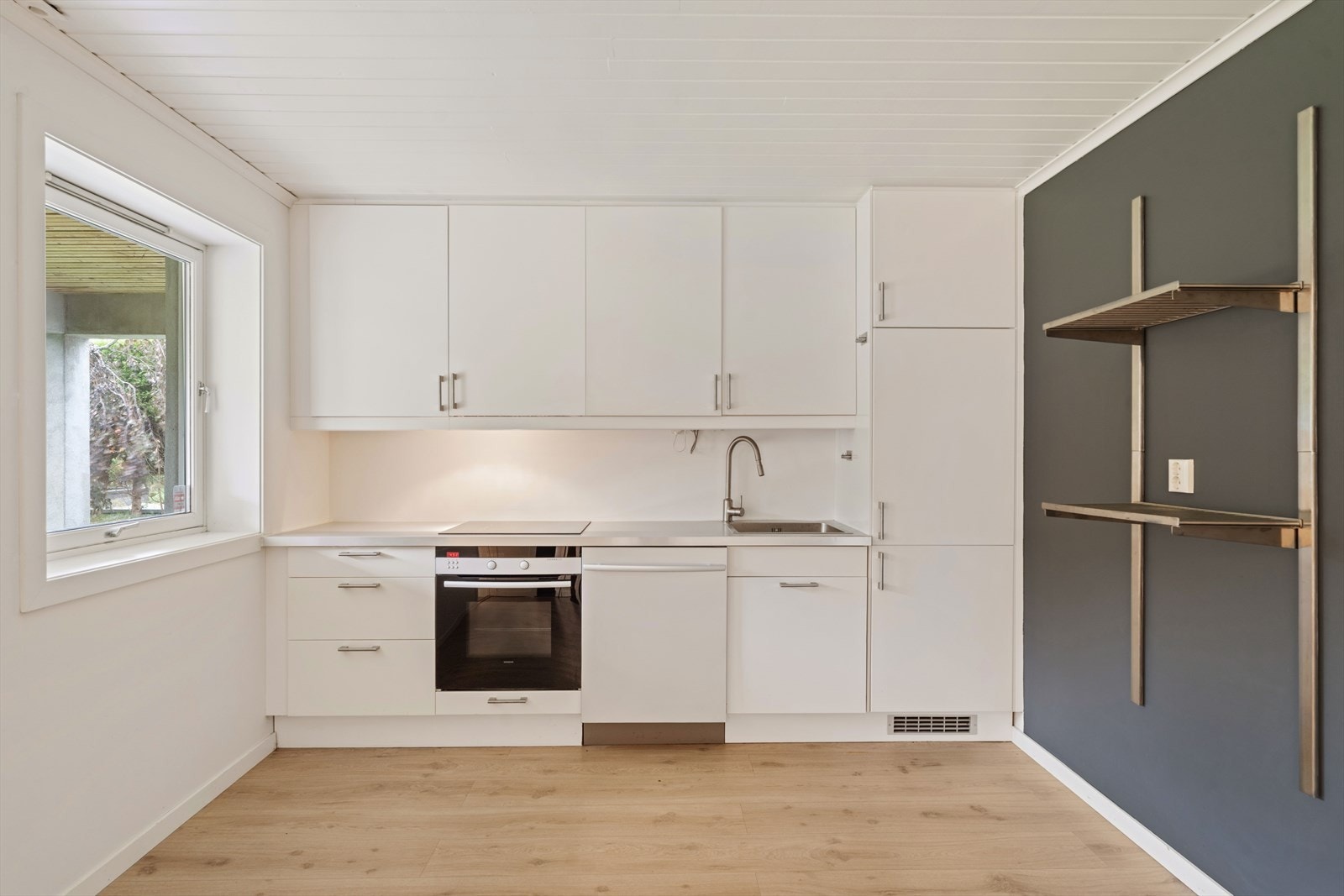 Kjøkken med alle hvitevarer Galleribilde