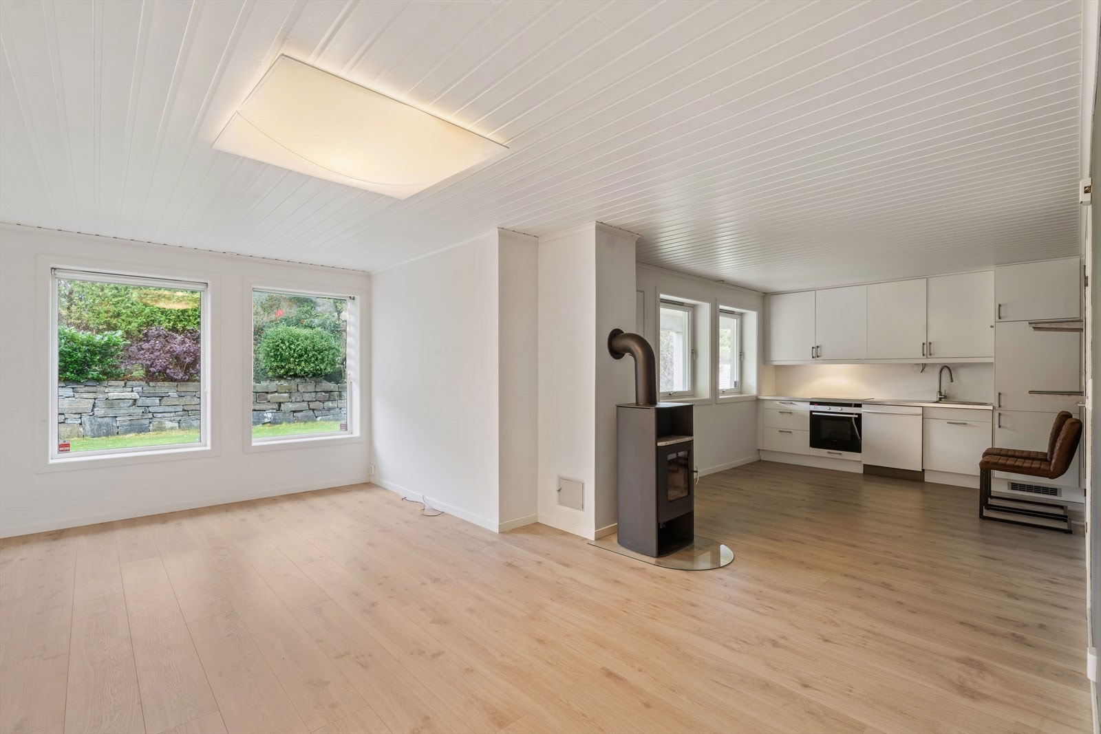 Stue med vedovn Galleribilde