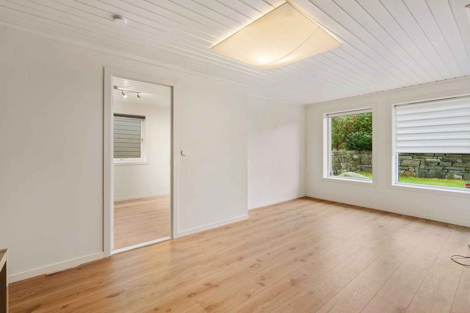 Stue med utsikt til hagen Galleribilde