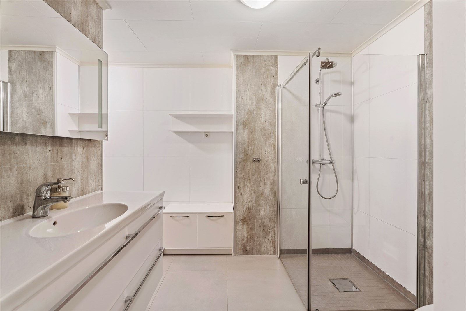 Moderne bad med dusjhjørne Galleribilde