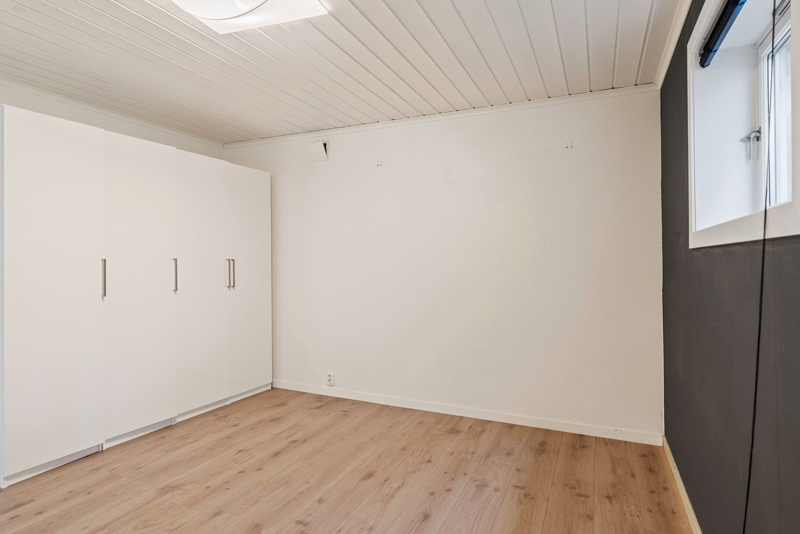 Hovedsoverom med stor garderobe Galleribilde