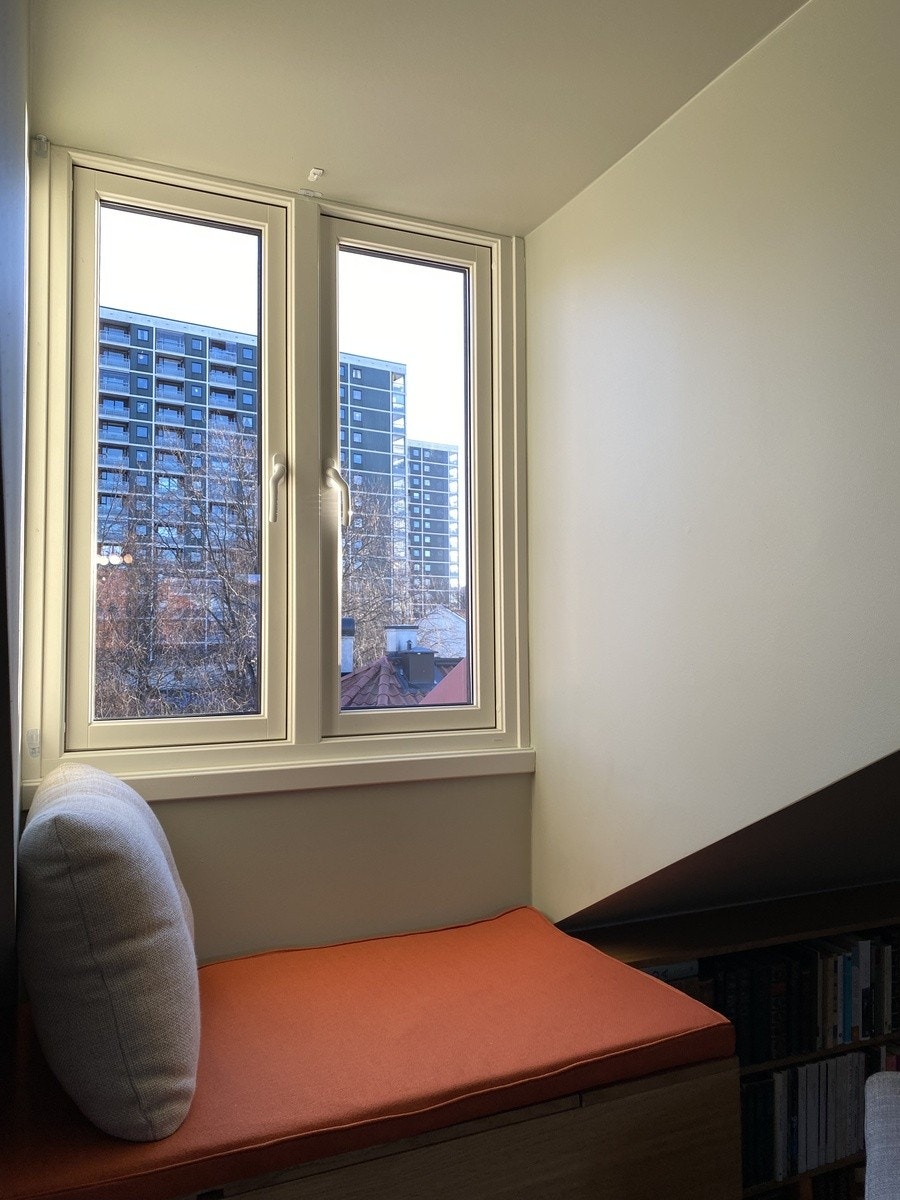 Sittekrok i vinduskarmen, perfekt sted å ta morgenkaffen. Galleribilde