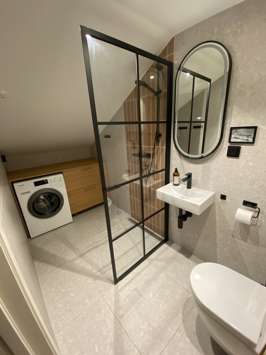 Bad med vaskemaskin og plassbygde skap. Galleribilde