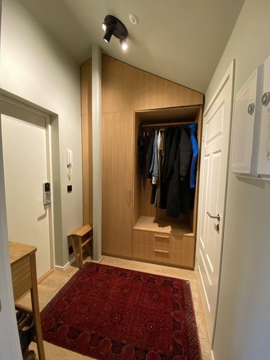 Gang med plassbygd skap. Rom for mye oppbevaring Galleribilde