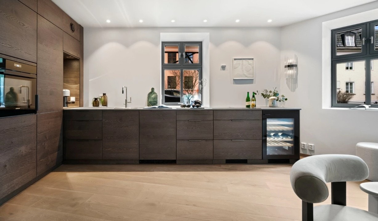 Lekkert KVIK kjøkken med integrerte hvitevarer. Galleribilde