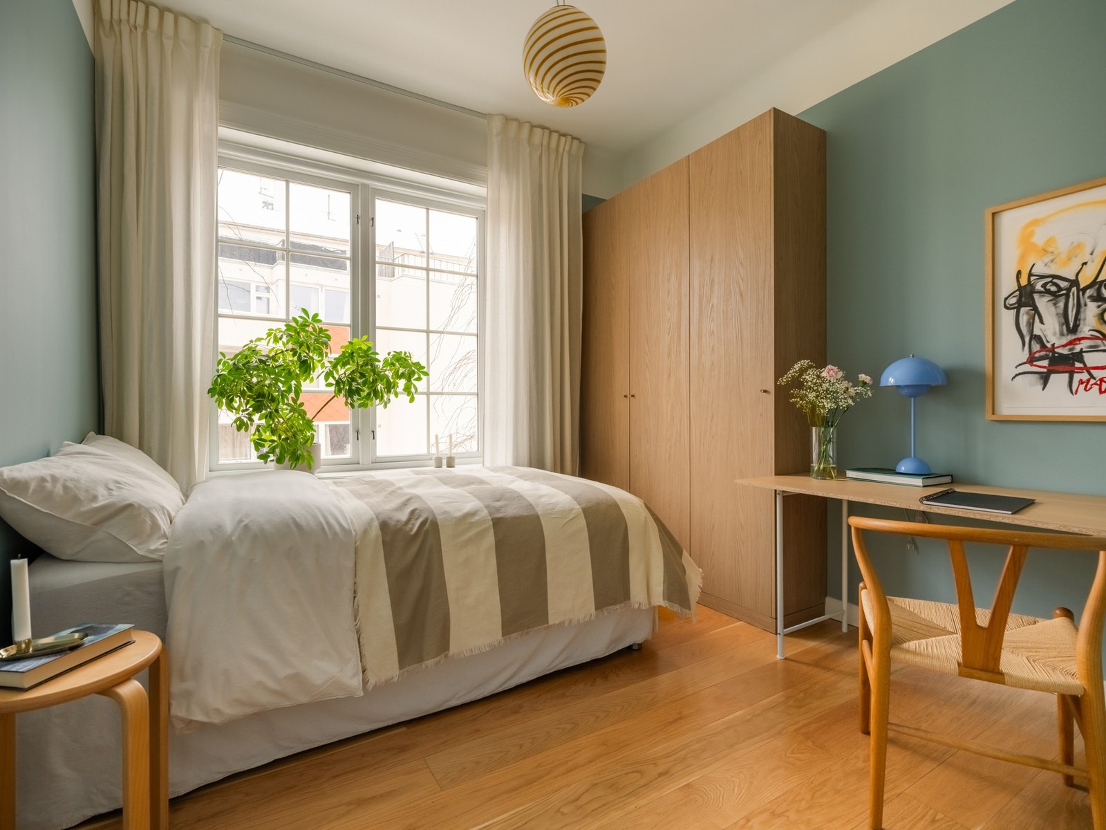 Fra kjøkkenet finner vi inngangen til det første av i alt to soverom. Galleribilde