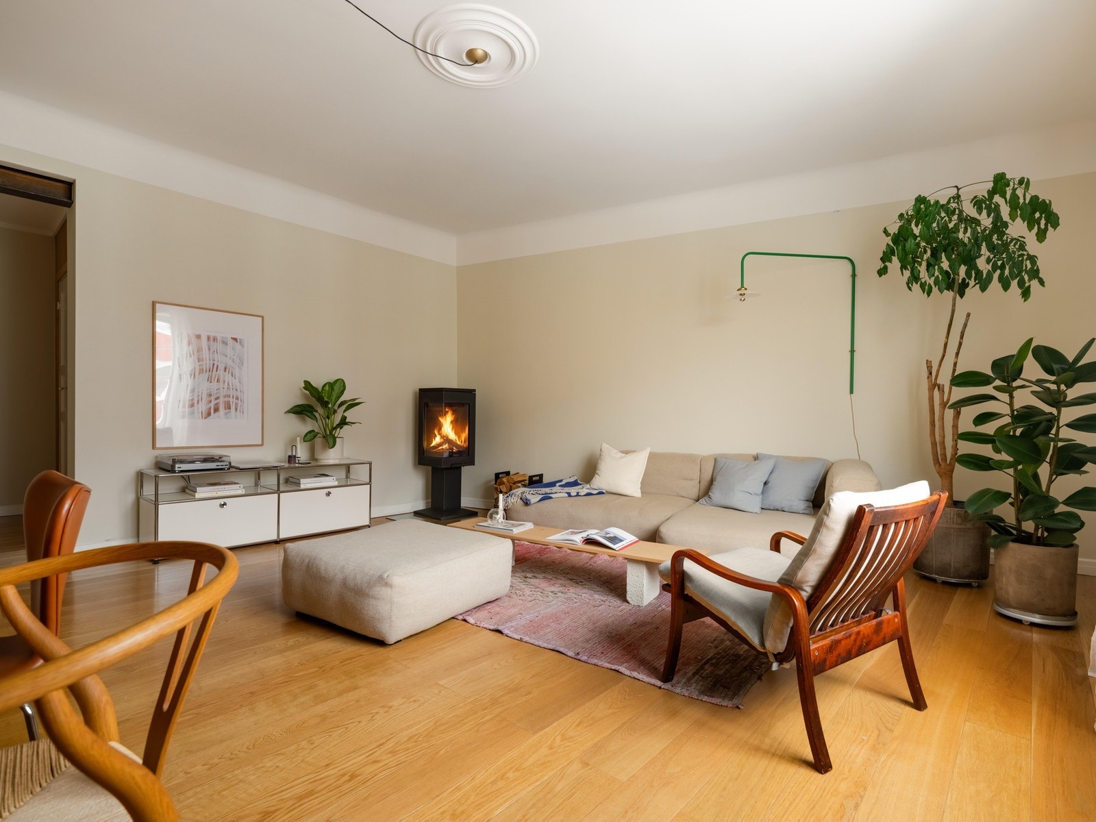 Hele leiligheten ble malt i 2025 i en lys og behagelig fargepalett. Galleribilde