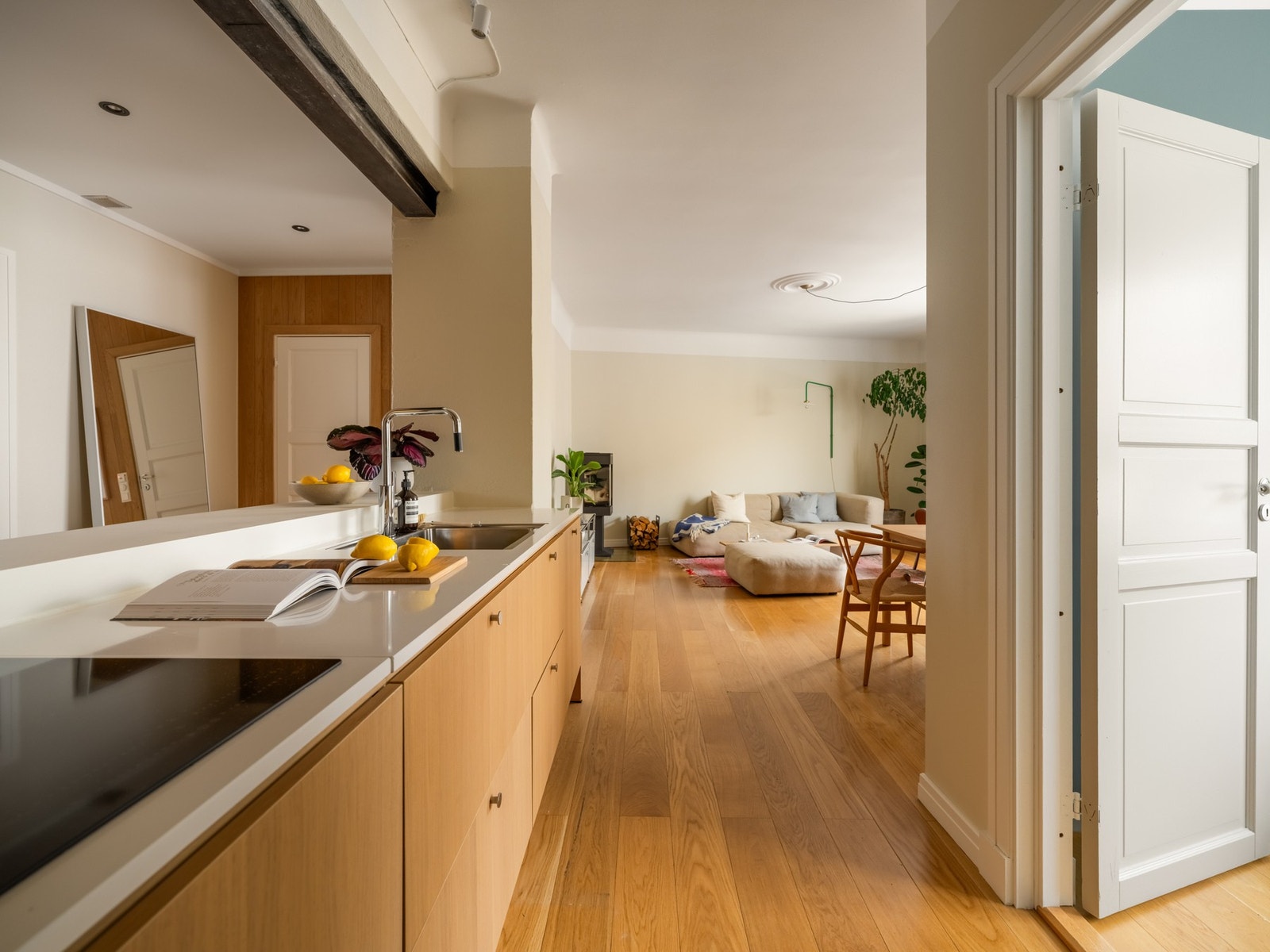 Den store åpne løsningen gjør virkelig at leiligheten føles luftig. Galleribilde