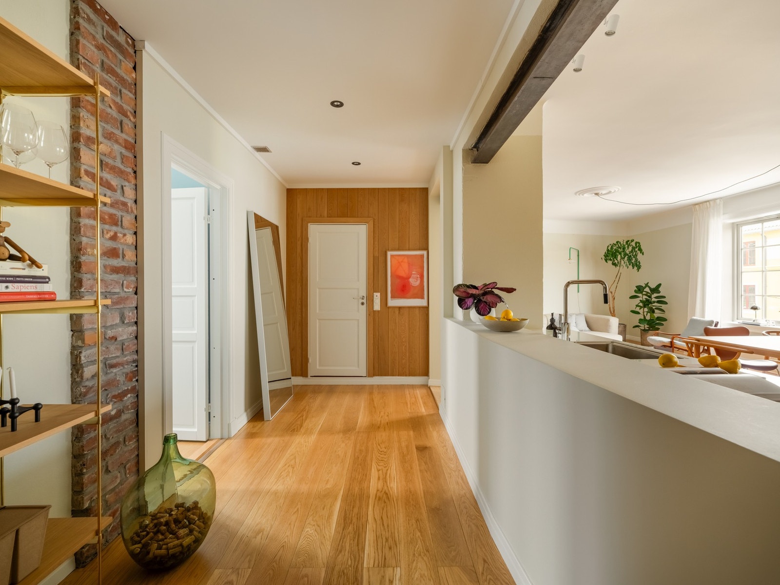 Den åpne og gjennomgående planløsningen gjør virkelig så denne leiligheten føles lys og luftig! Galleribilde