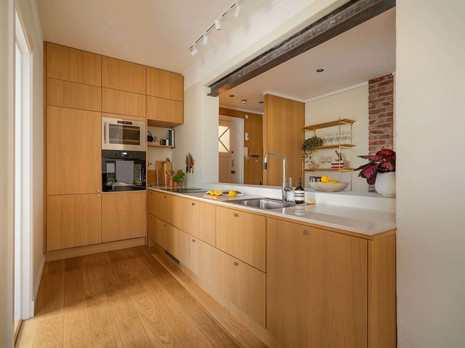 Det ville vært unaturlig på beskrive stuen uten å nevne kjøkkenet, for disse rommene henger fint sammen i en delvis åpen løsning. Galleribilde