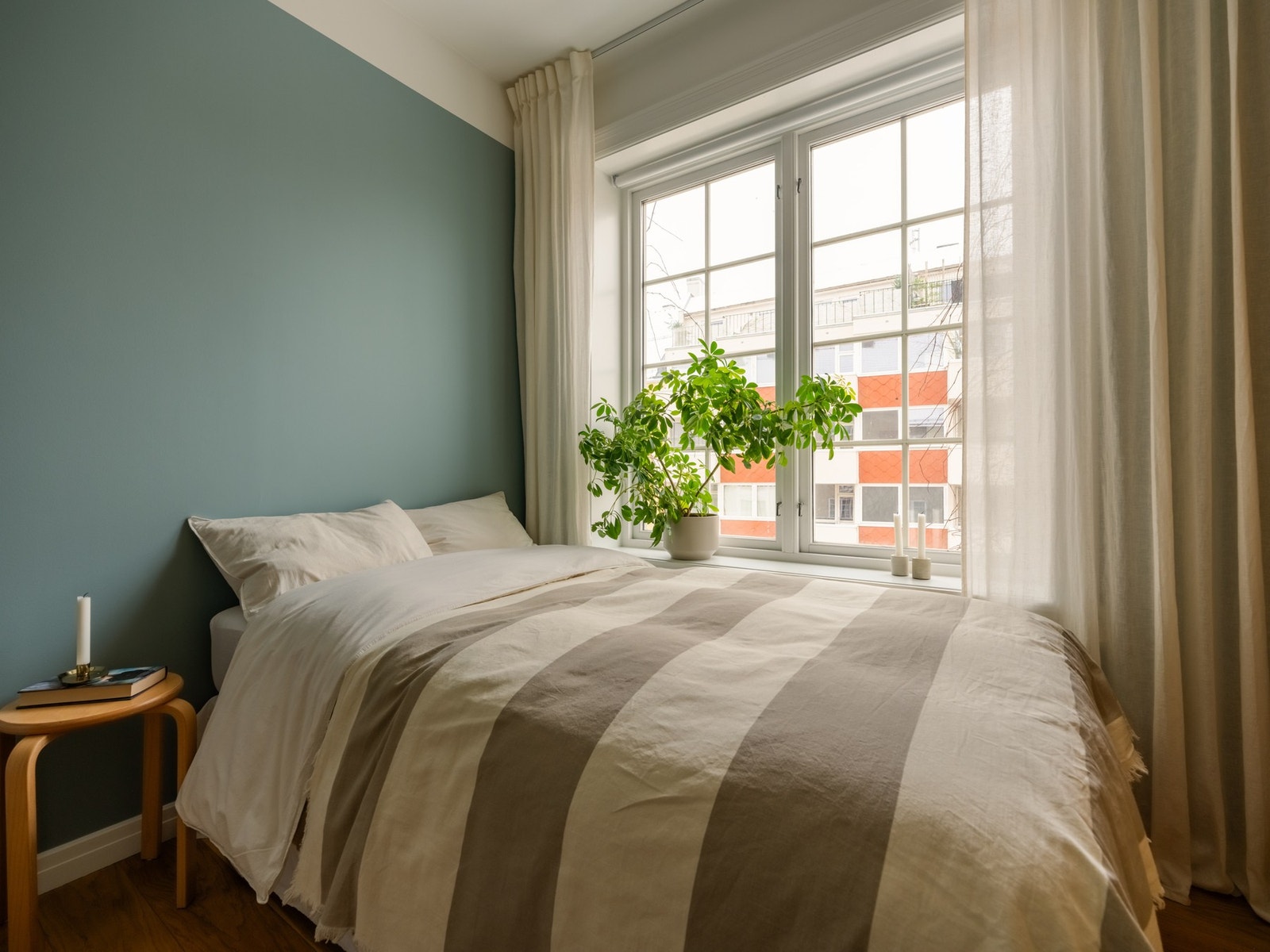 Det er lyst og fint, med god plass til dobbeltseng og nattbord. Galleribilde